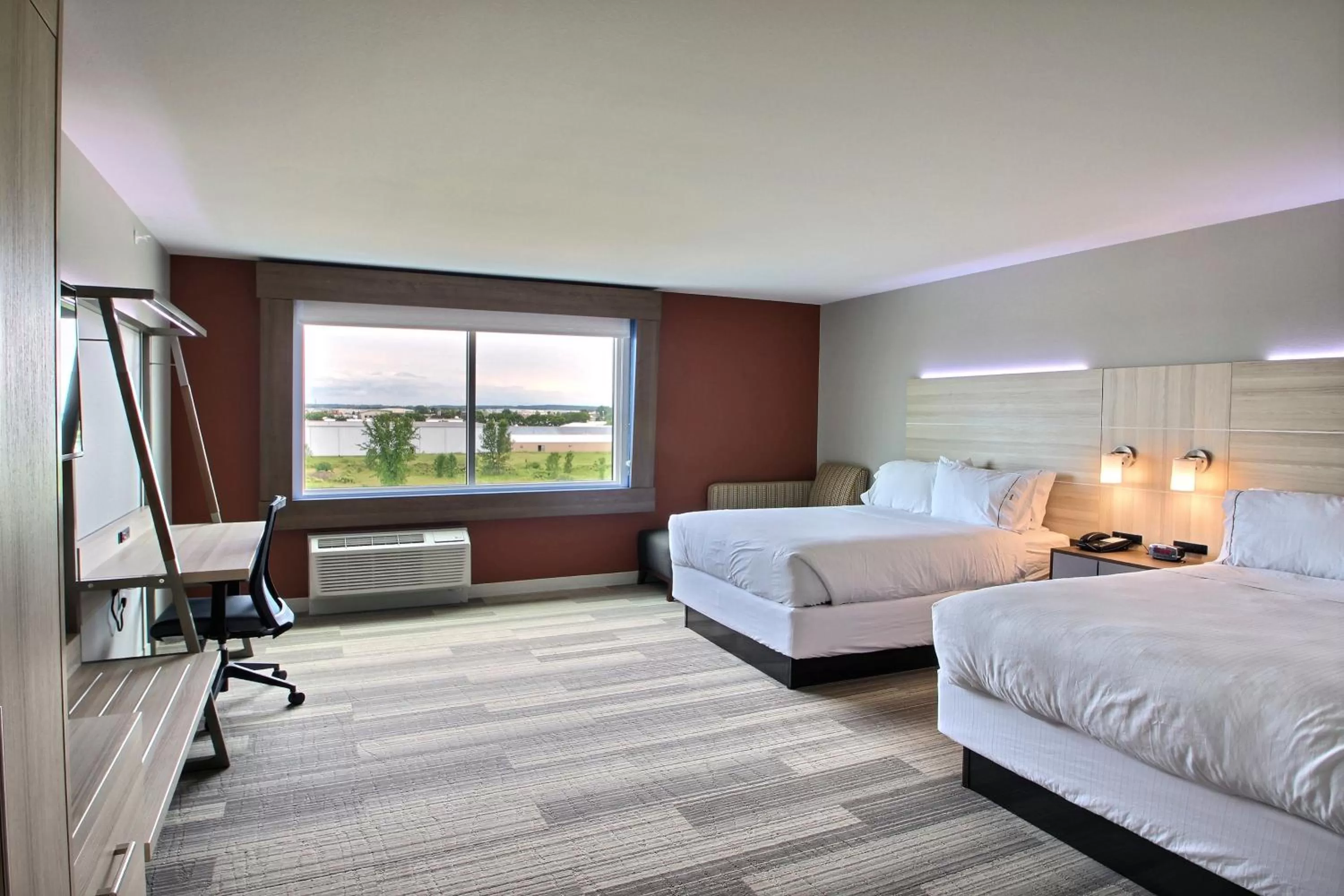 Photo of the whole room, Bed in Holiday Inn Express & Suites Fond Du Lac by IHG