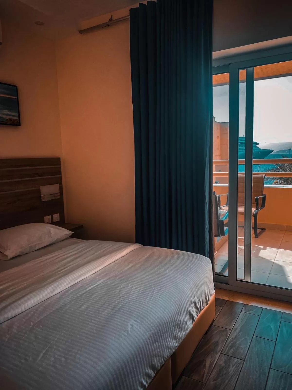 Property building, Bed in La Riva Hotel
