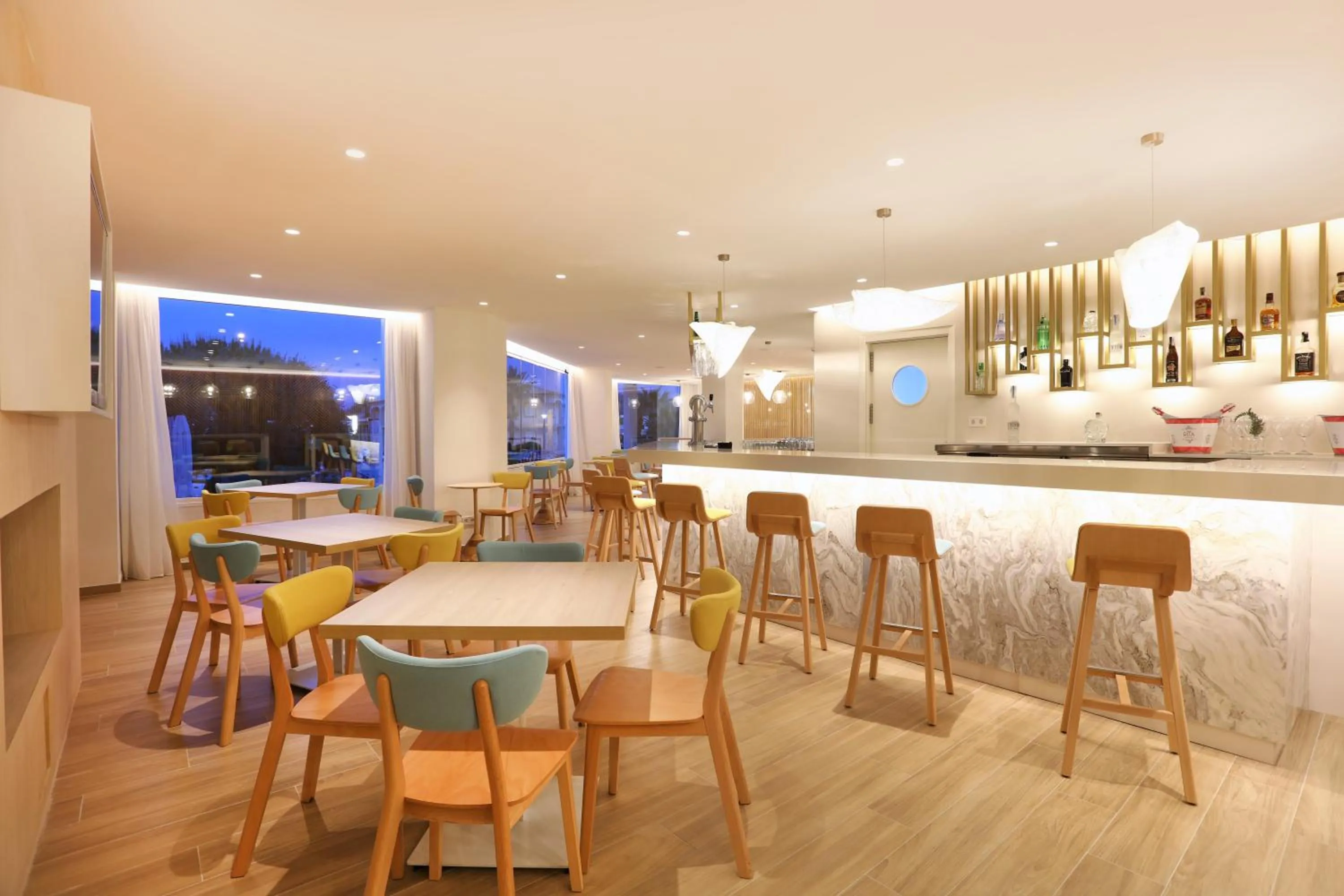 Lounge or bar in Iberostar Waves Playa de Muro