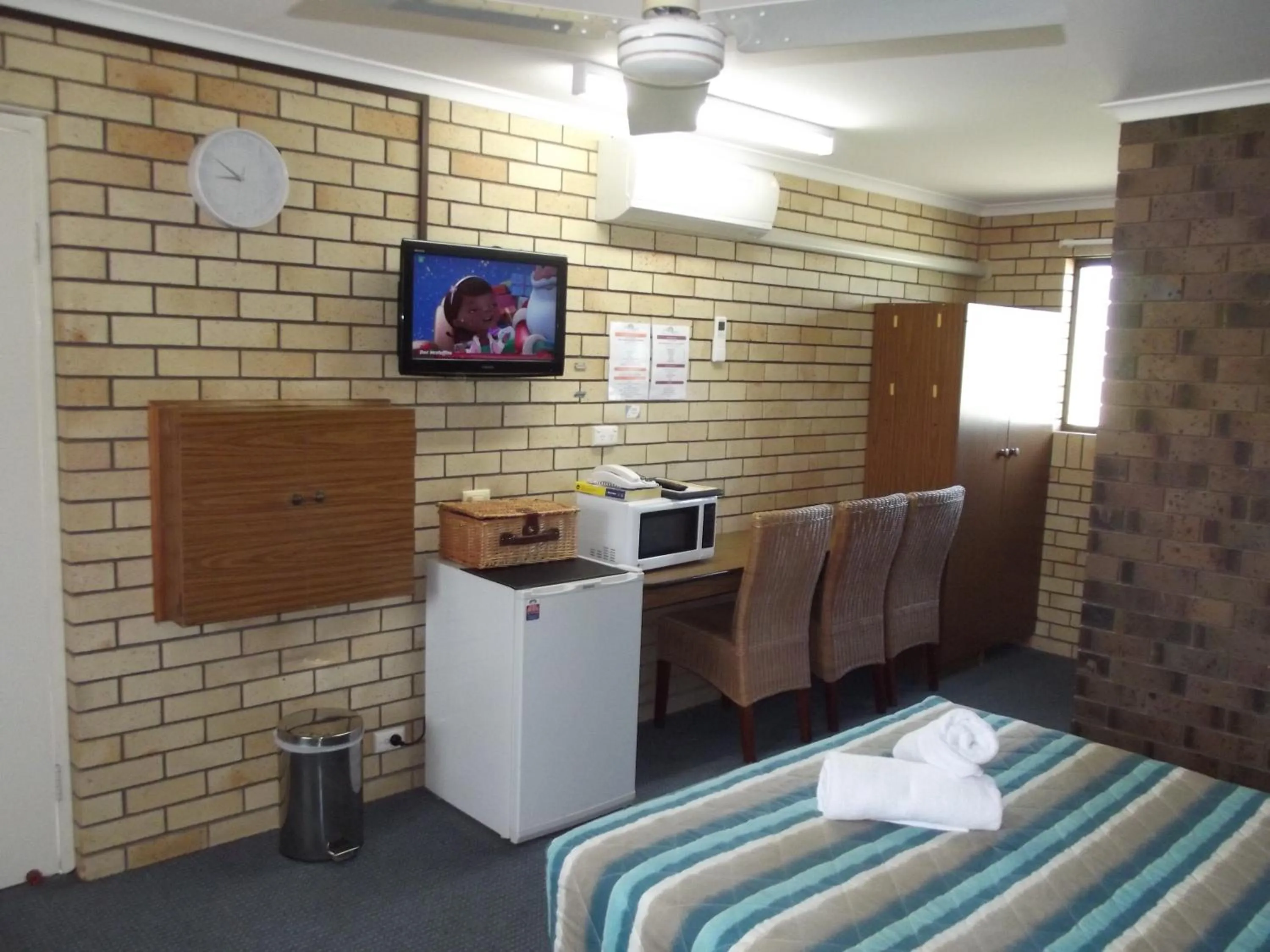 Bedroom, Bed in Bridge Street Motor Inn