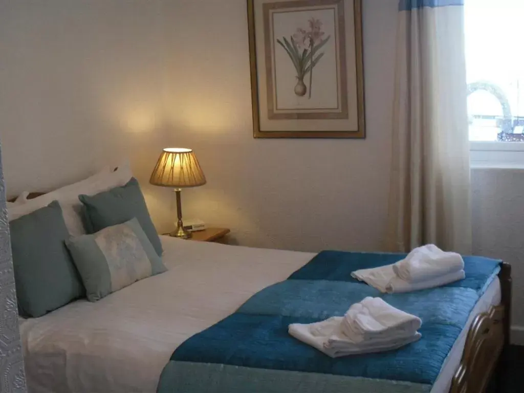 Budget Double Room in Richmond Hotel Budget Double Room in Richmond Hotel