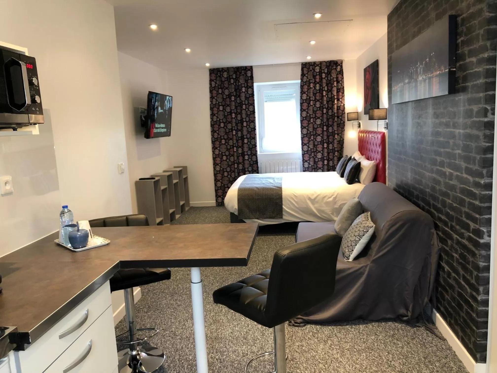 Communal lounge/ TV room, Bed in L' Annexe Beverl'inn appartement