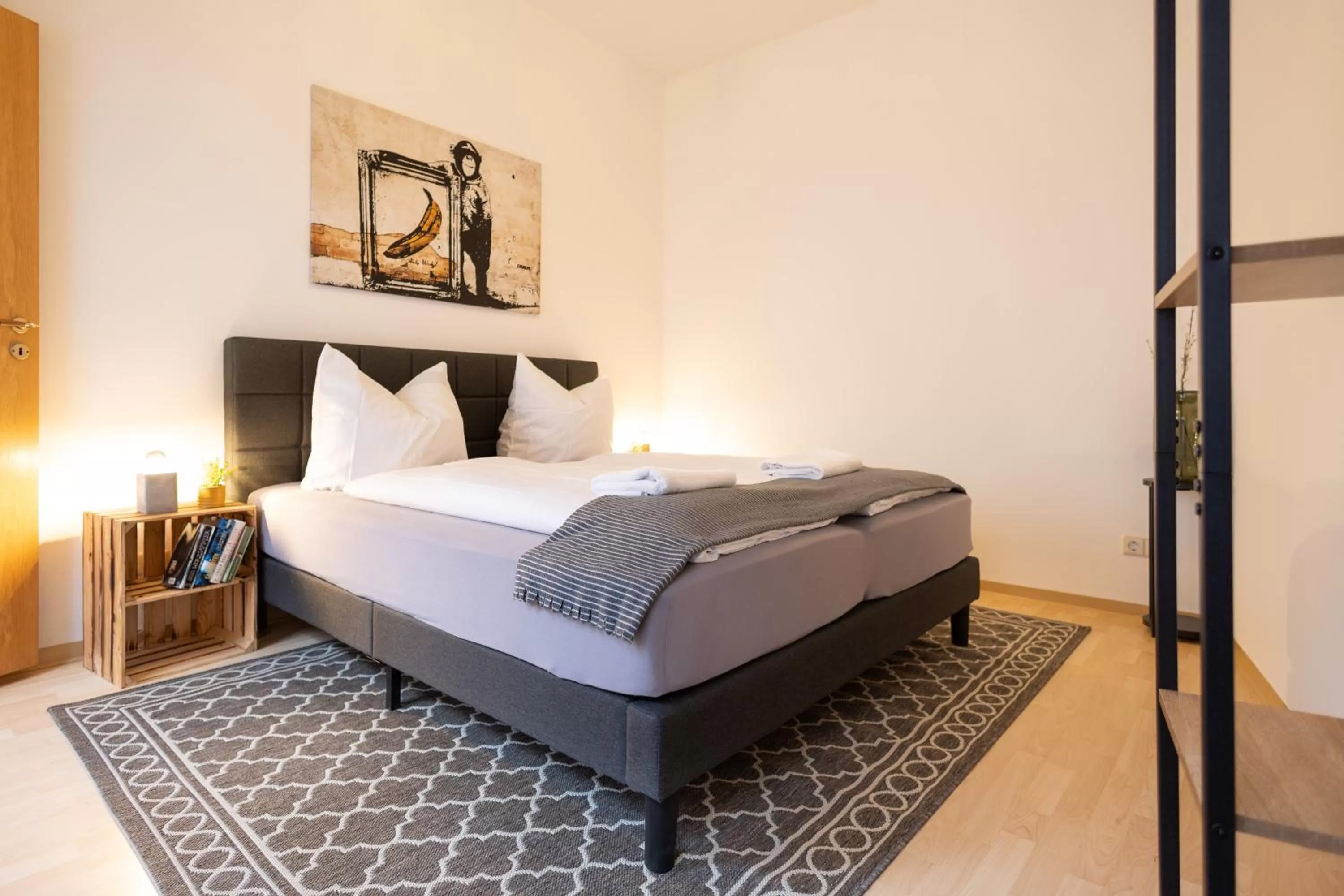 Bed in Ko-Living Space an der Oper - Street Art Design Apartments