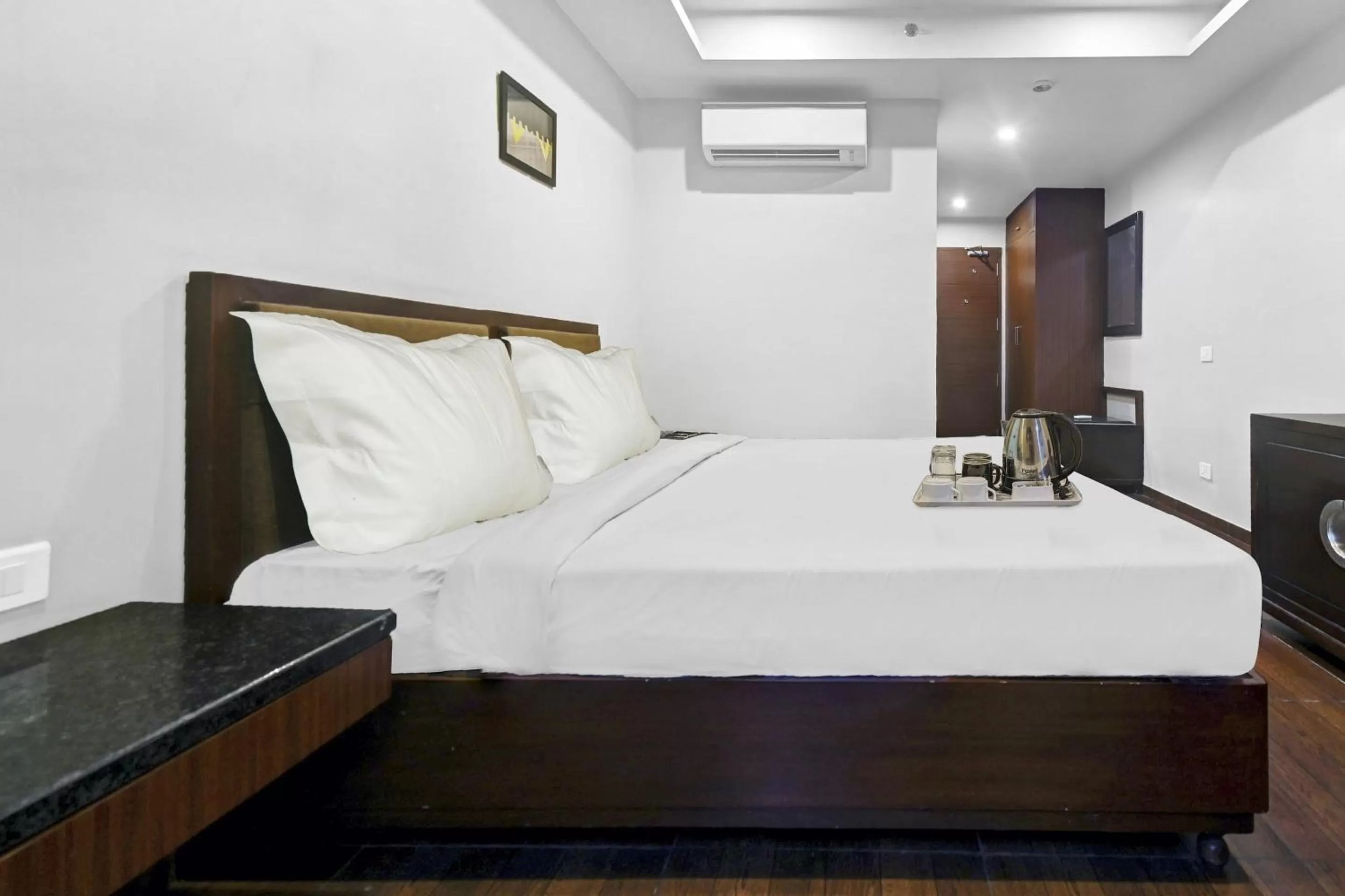 Bedroom, Bed in Super OYO Townhouse 132 Hotel The Grand