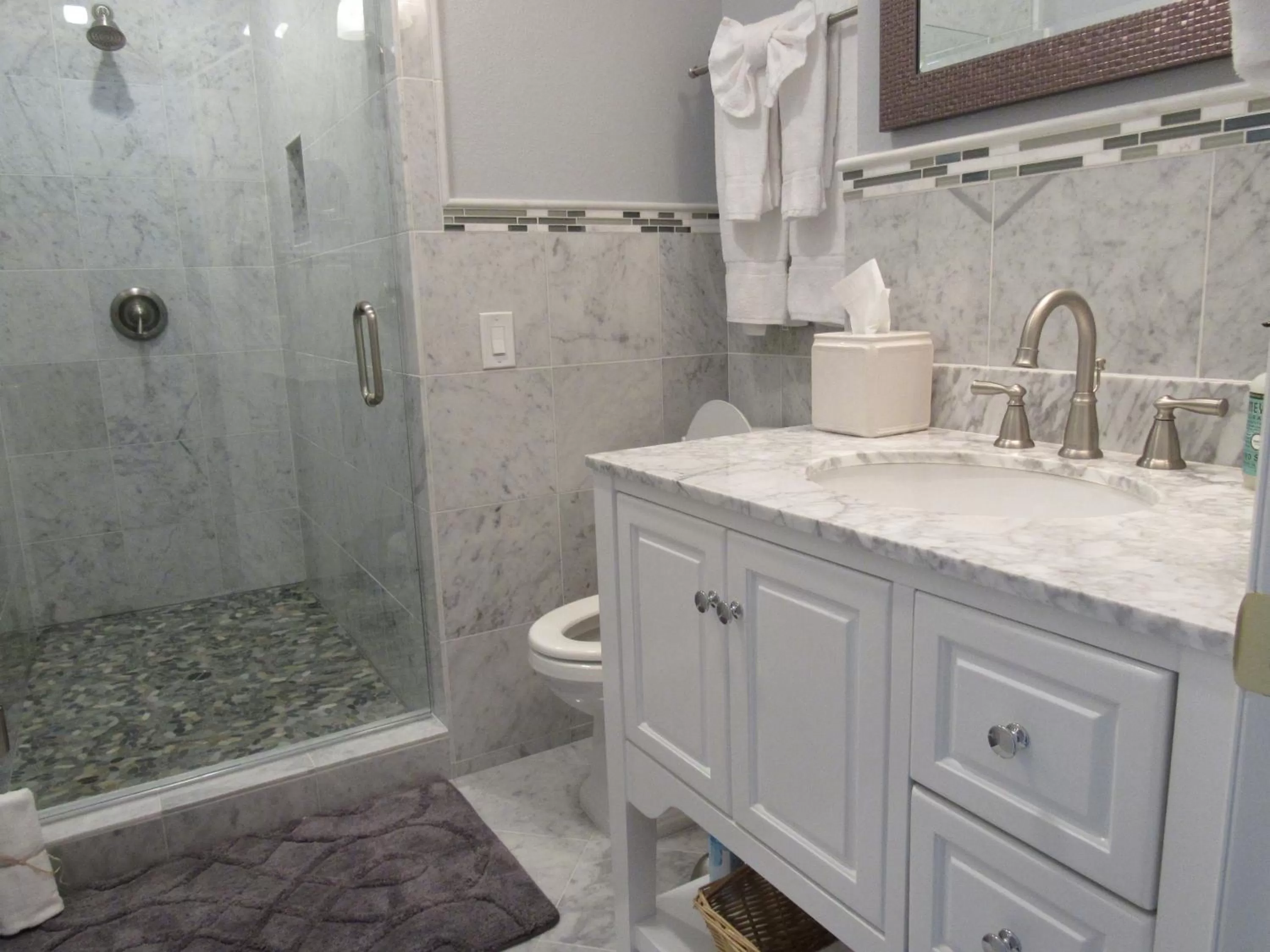 Bathroom in ForFriends Inn Wine Country Bed and Breakfast