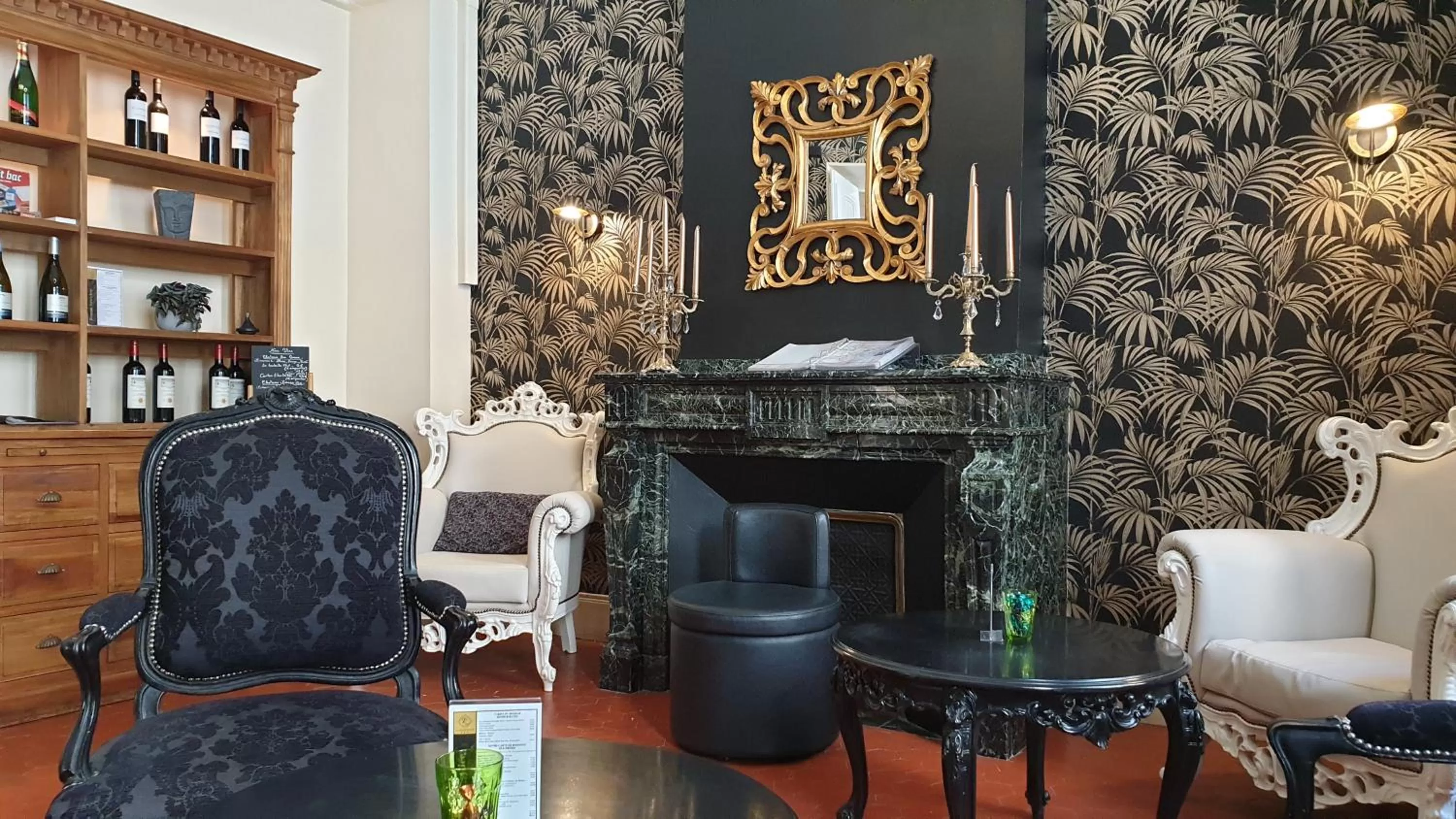 Communal lounge/ TV room in Hôtel La Résidence