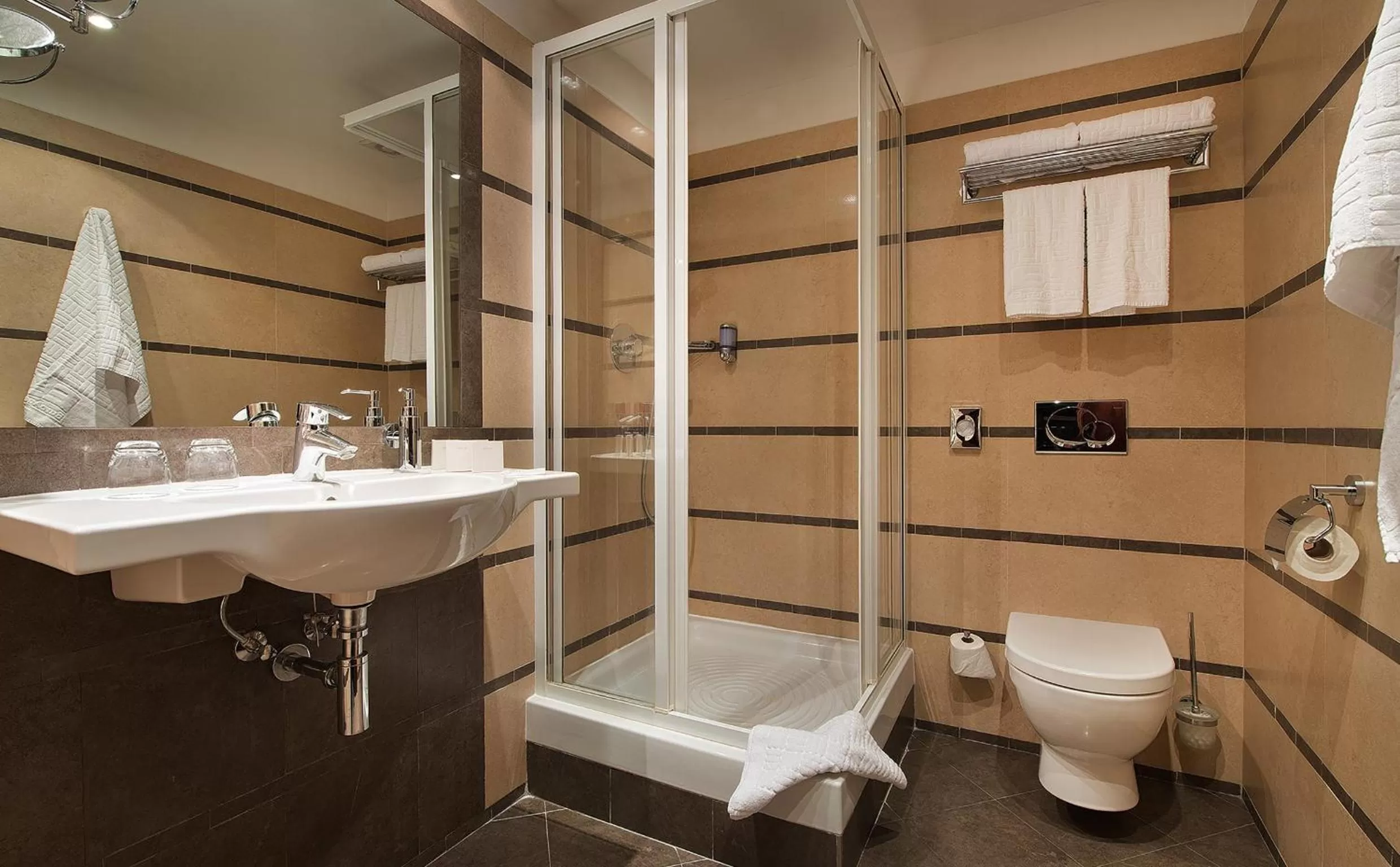 Shower in EA Hotel Downtown