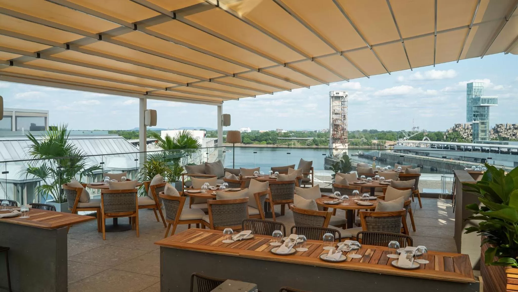 Restaurant/places to eat in Hotel Nelligan