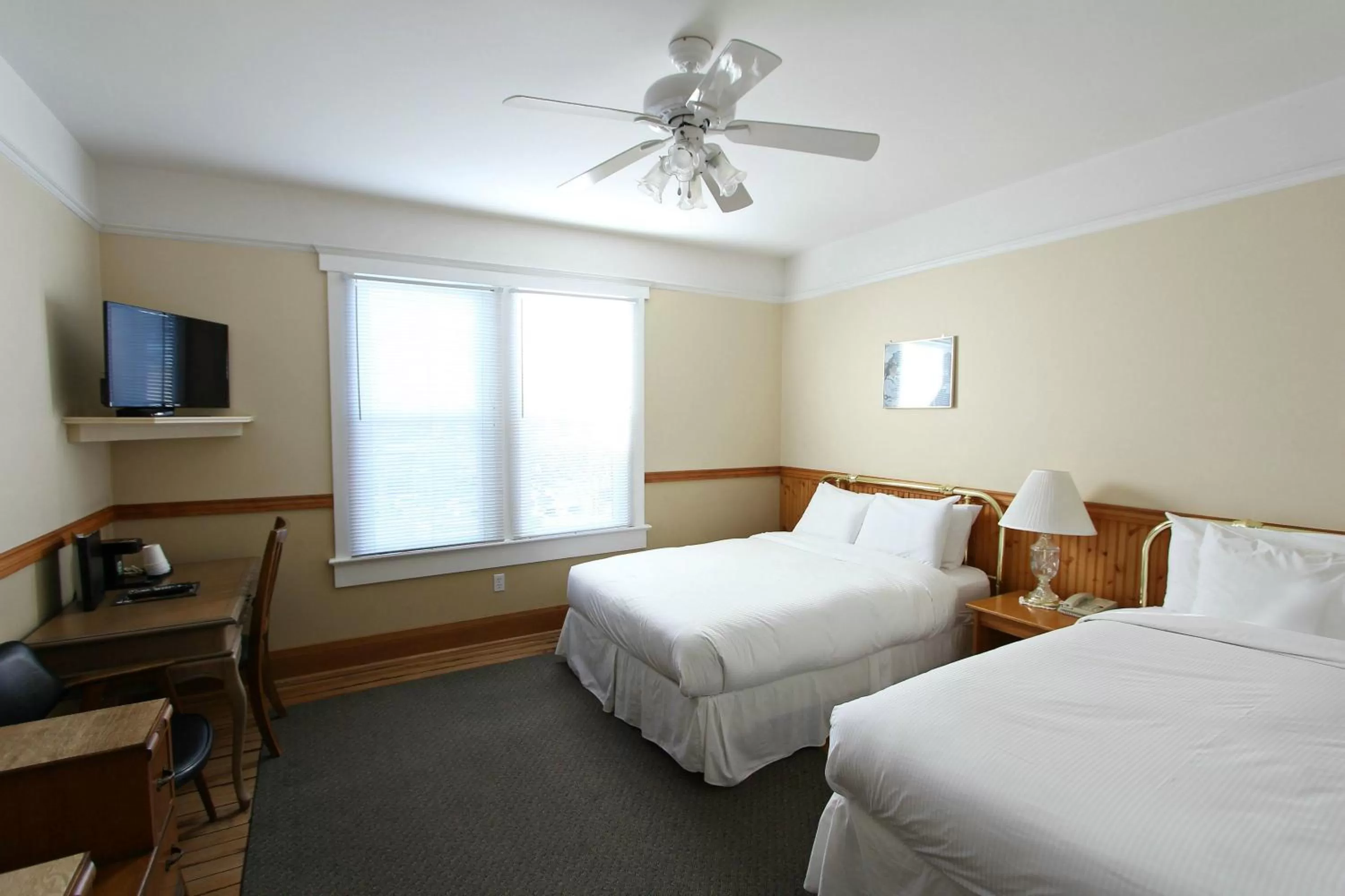 TV and multimedia, Bed in Royal Hotel Chilliwack