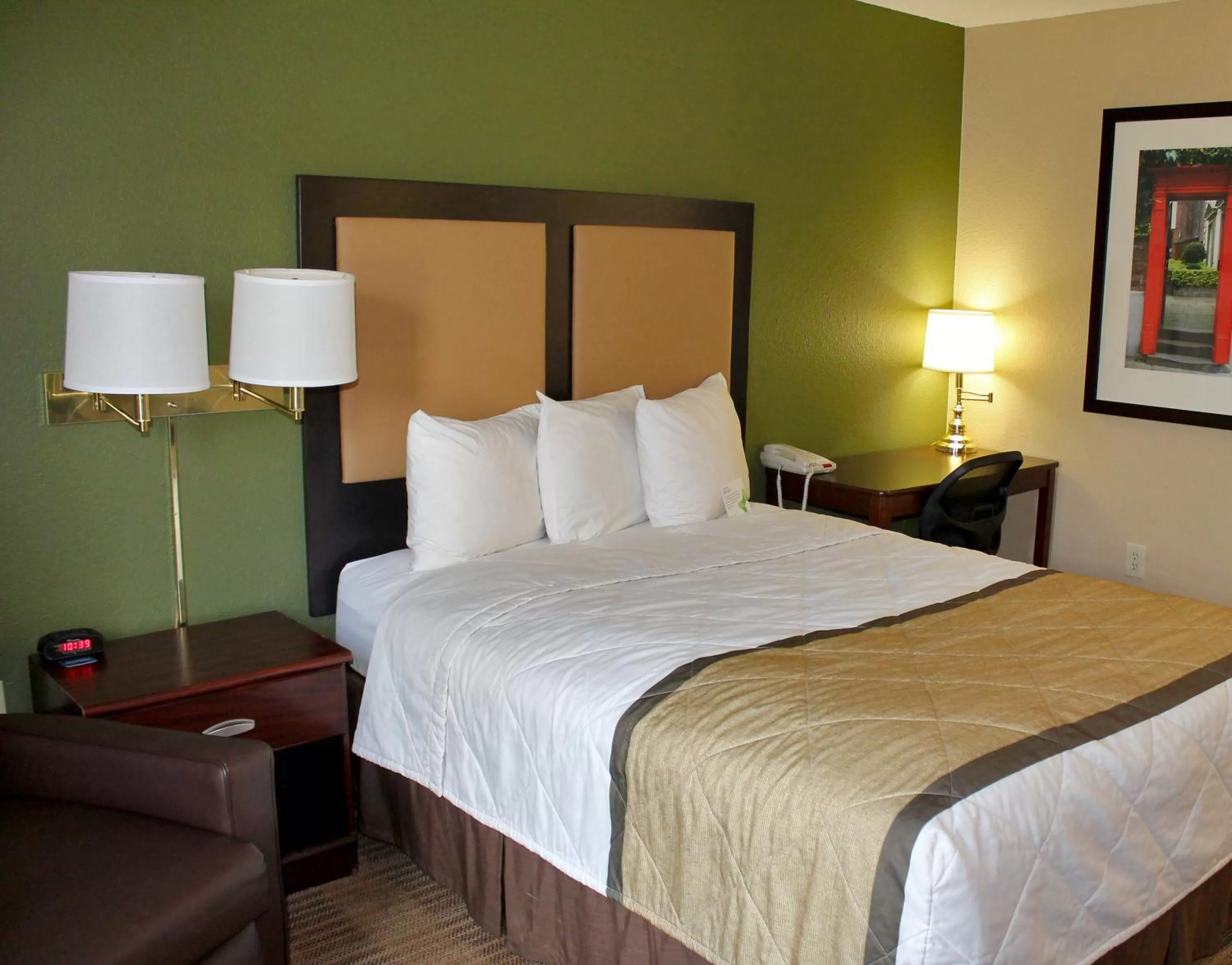 Bed in Extended Stay America Suites - Bakersfield - Chester Lane