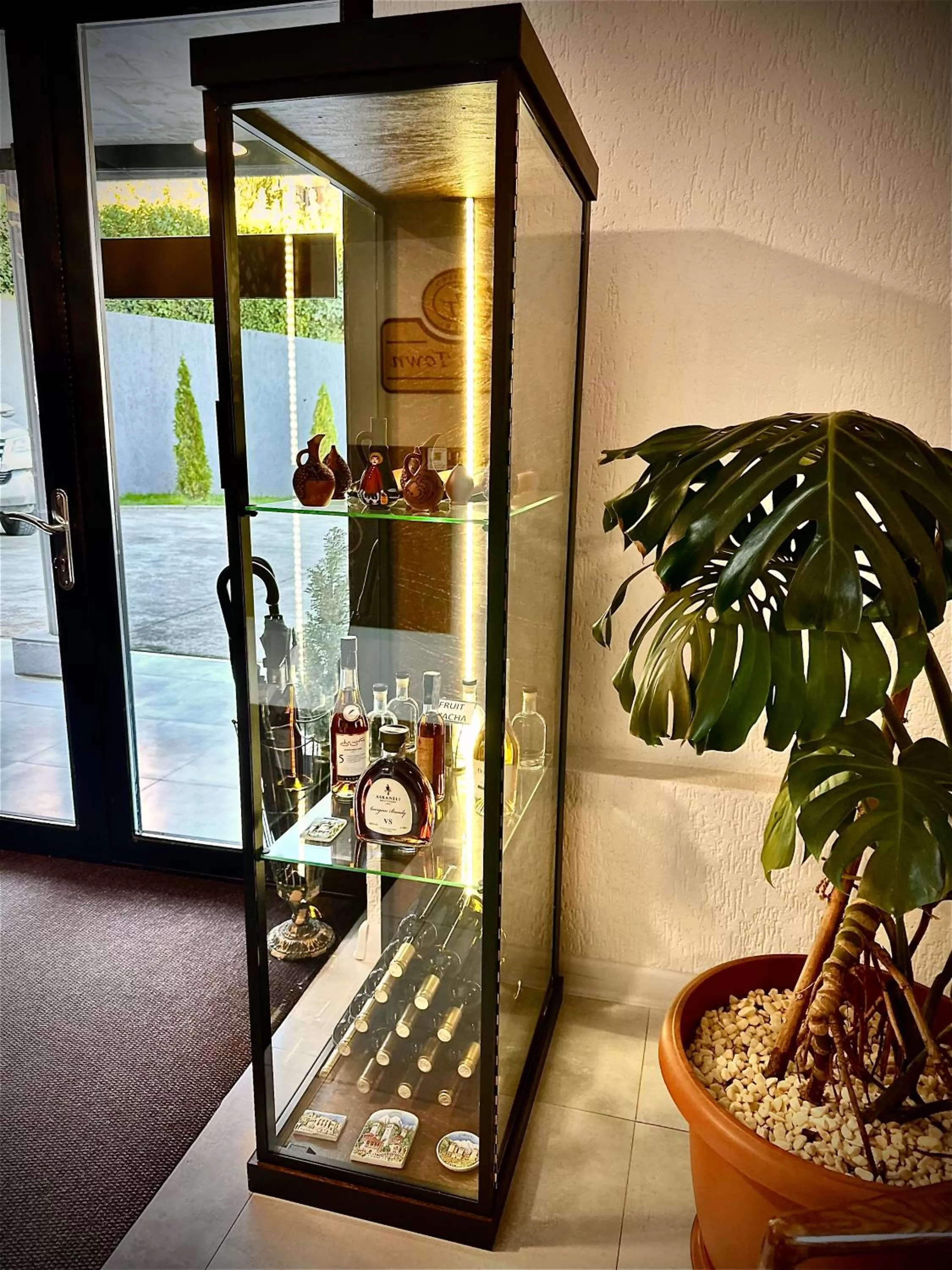 Alcoholic drinks, Bathroom in Hotel Green Town