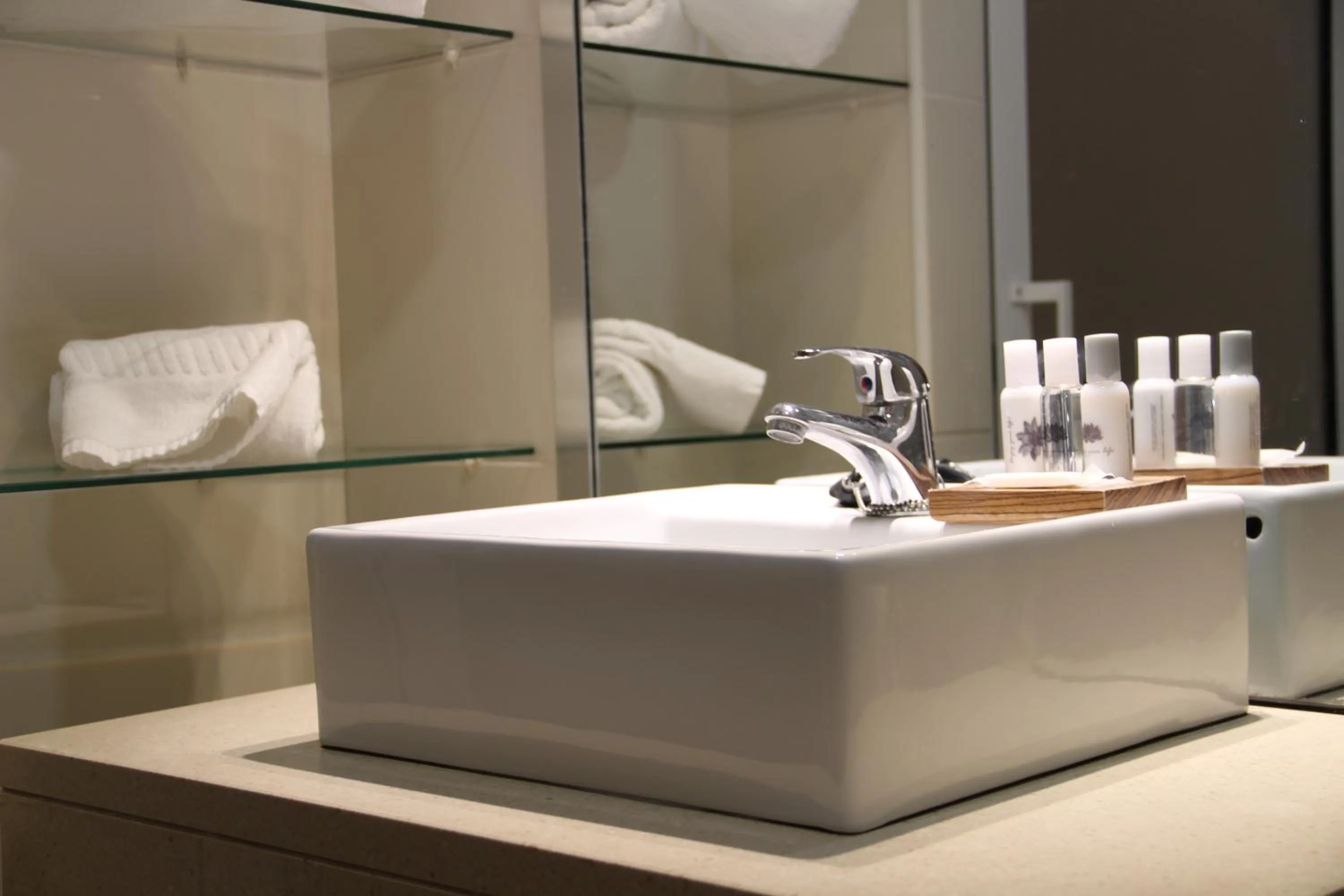 Bathroom in Travellers Pearl by Storytellers