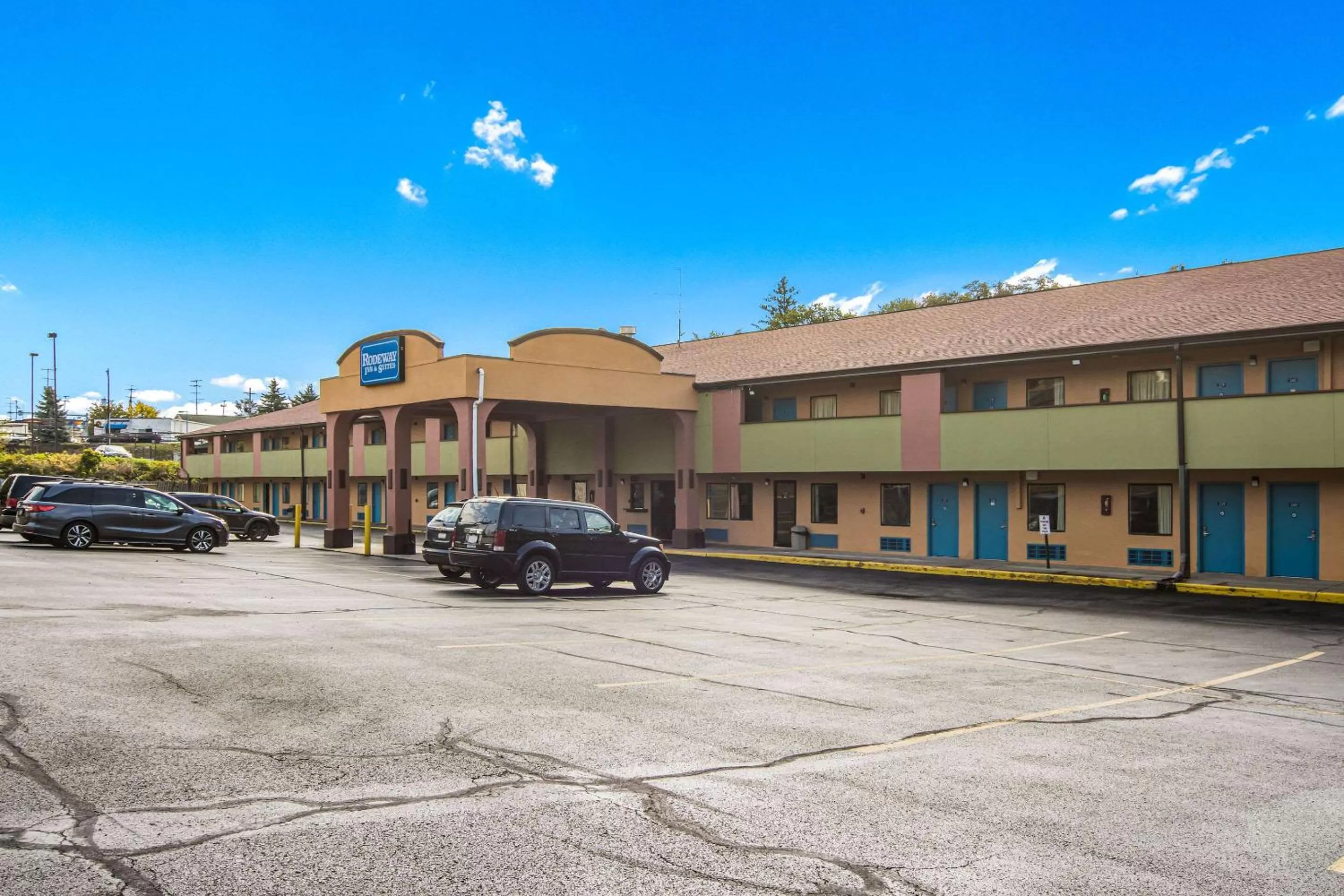 Property building in Rodeway Inn & Suites Monroeville-Pittsburgh