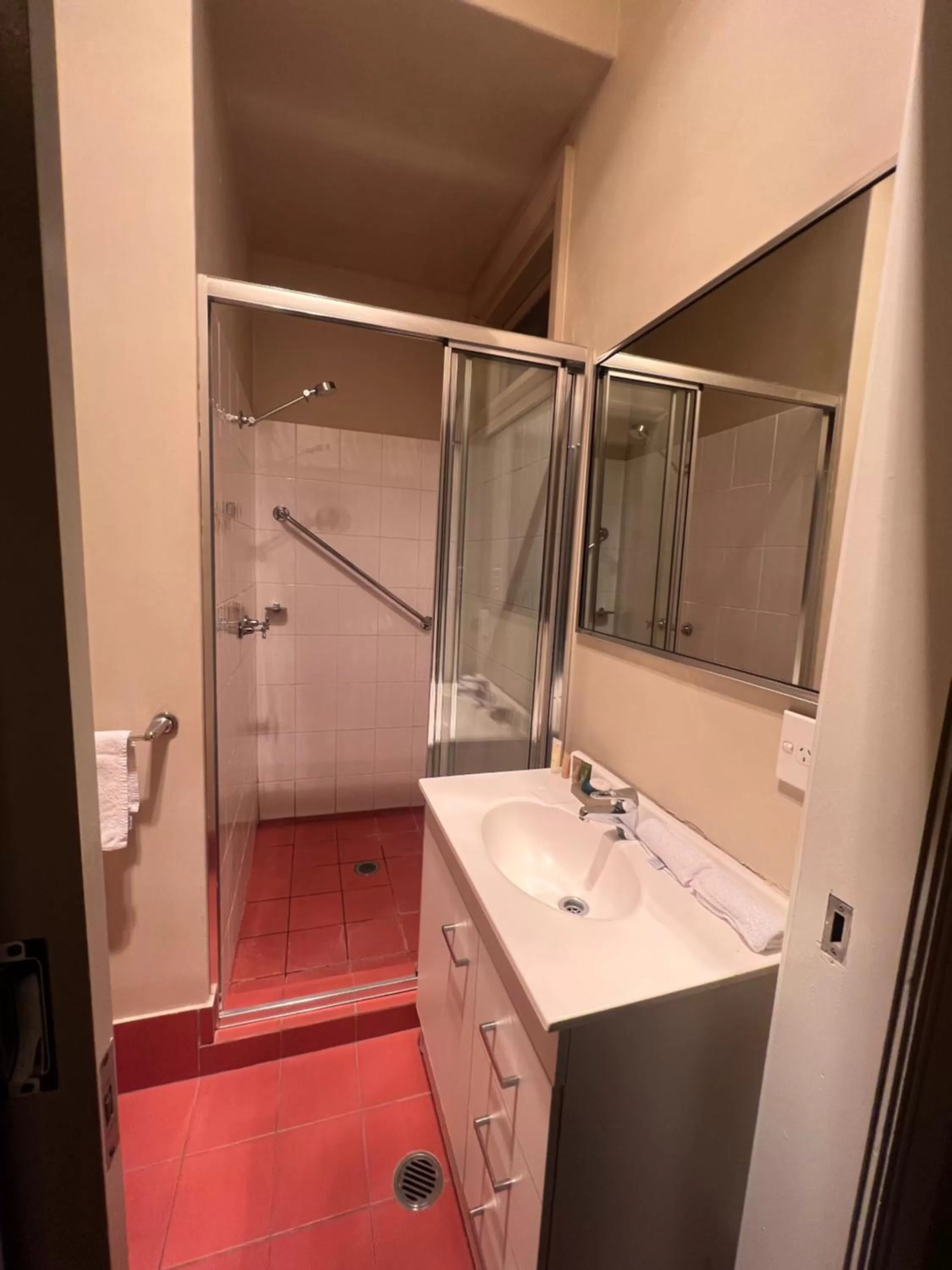 Shower, Bathroom in Charing Cross Hotel