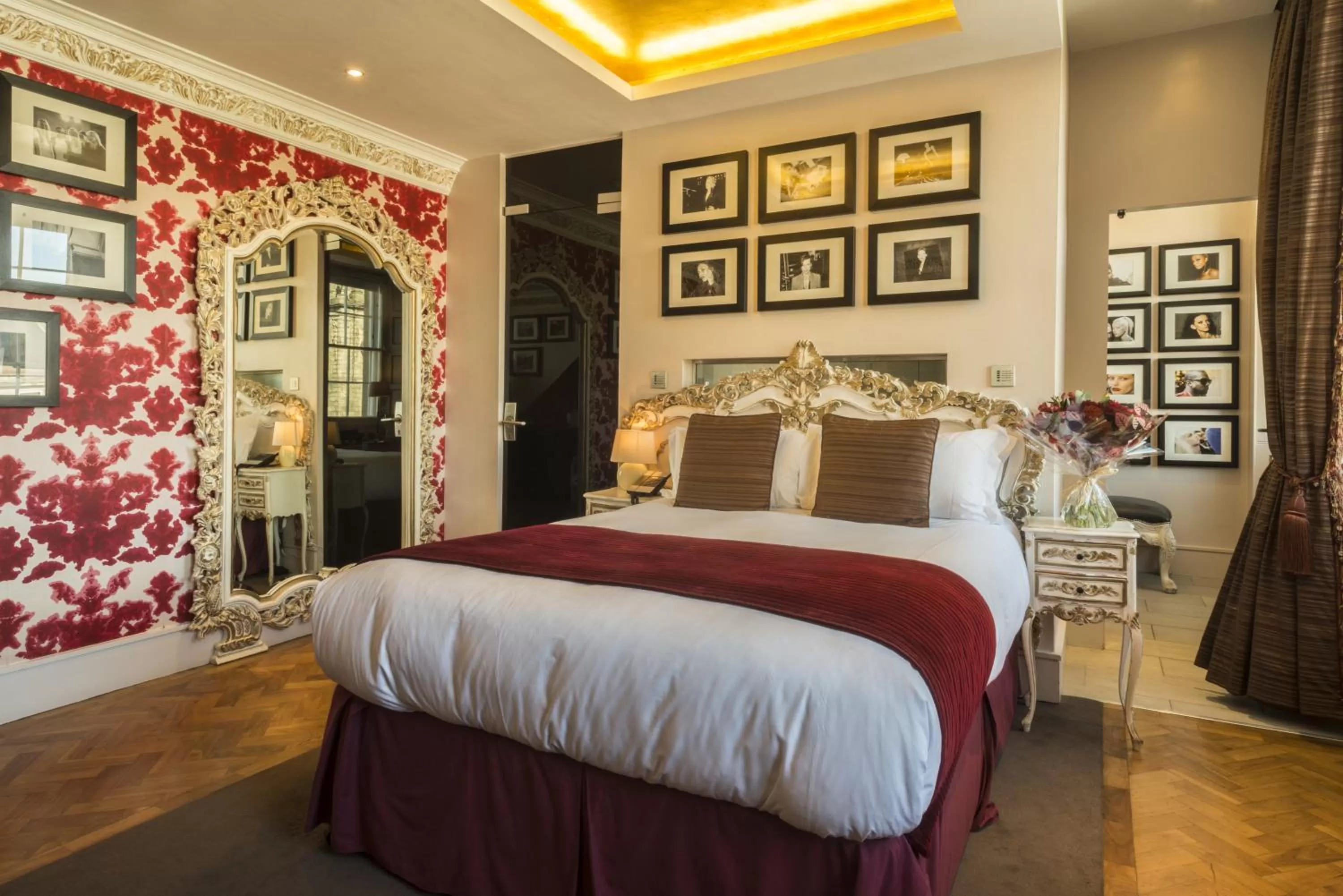 Photo of the whole room, Bed in Le Monde Hotel