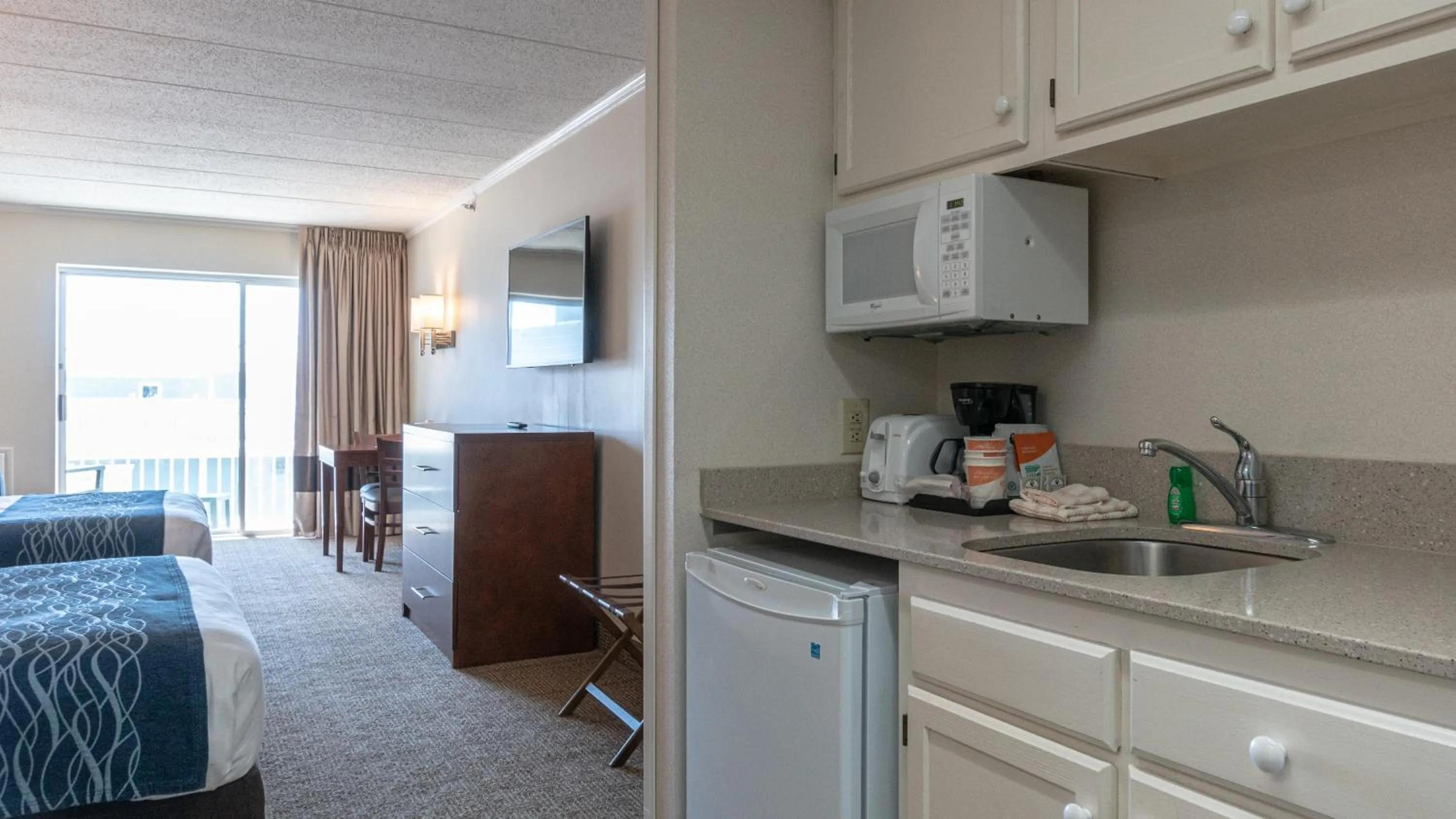 Kitchen or kitchenette, Bed in Comfort Inn Ocean City Boardwalk