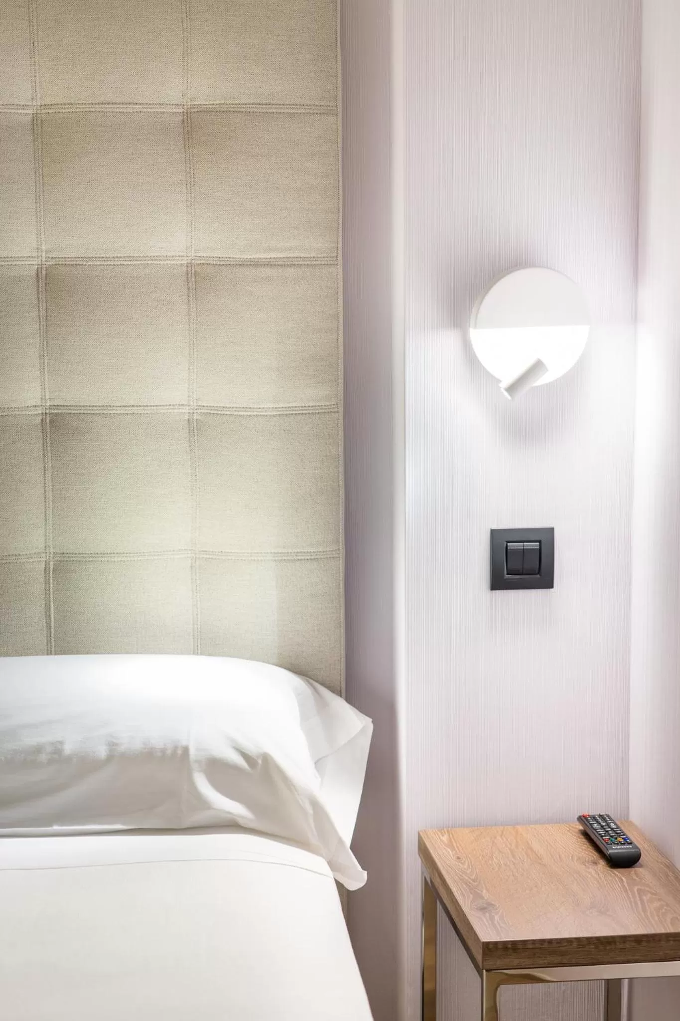 Bedroom, Bed in Caledonian