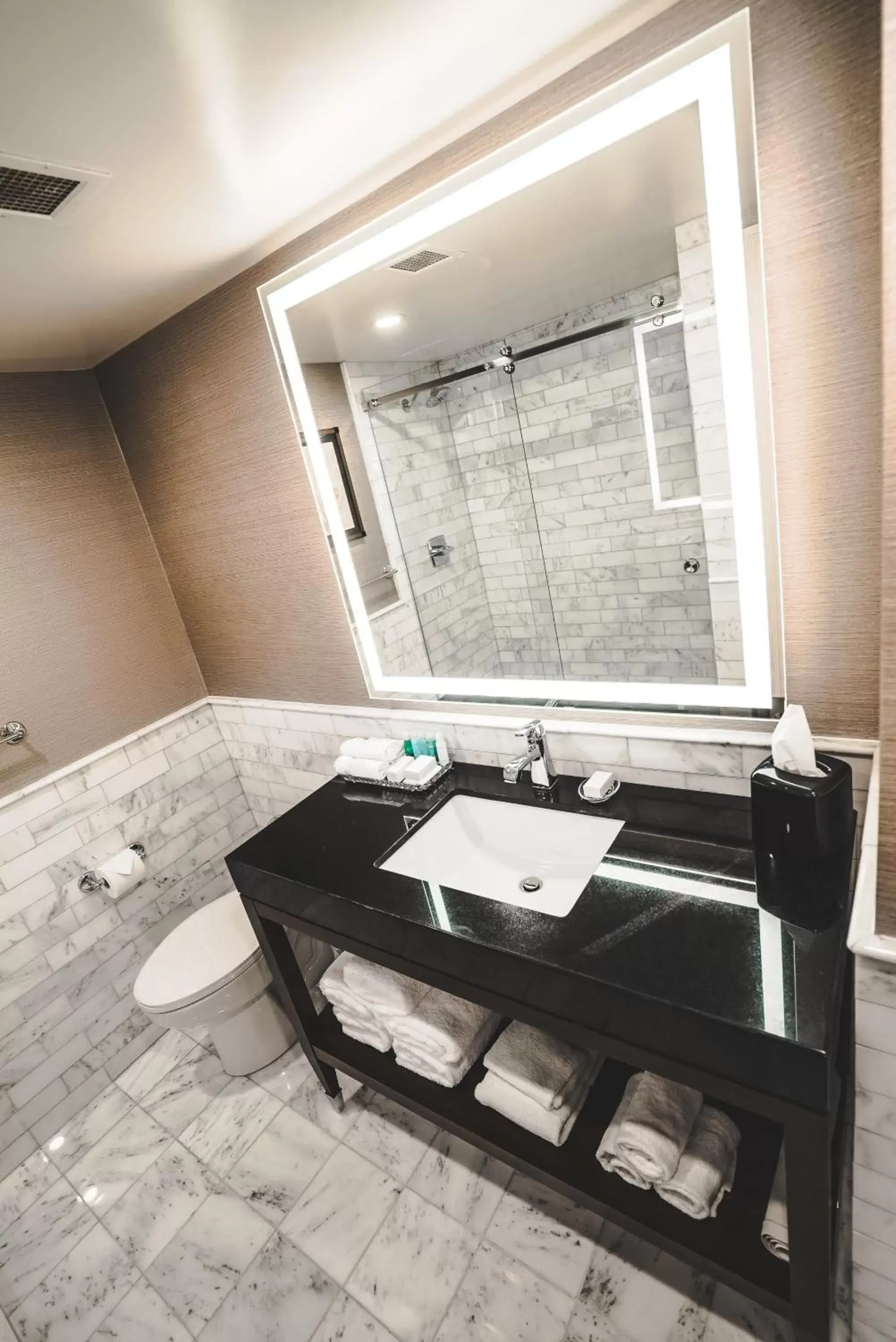 Classic Queen Room in Lord Elgin Hotel Classic Queen Room in Lord Elgin Hotel