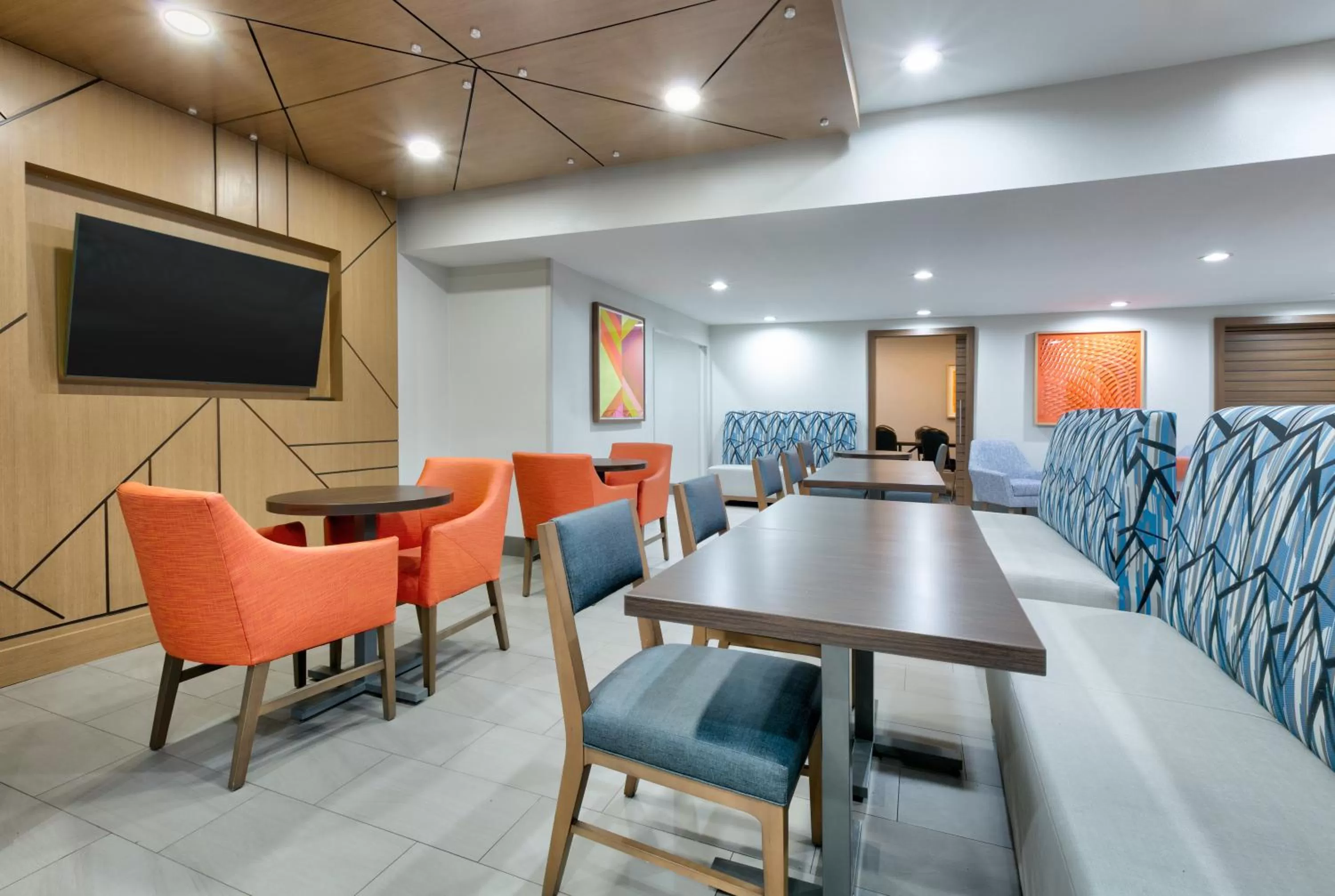 Communal lounge/ TV room in Holiday Inn Express & Suites DALLAS PARK CENTRAL NORTHEAST by IHG
