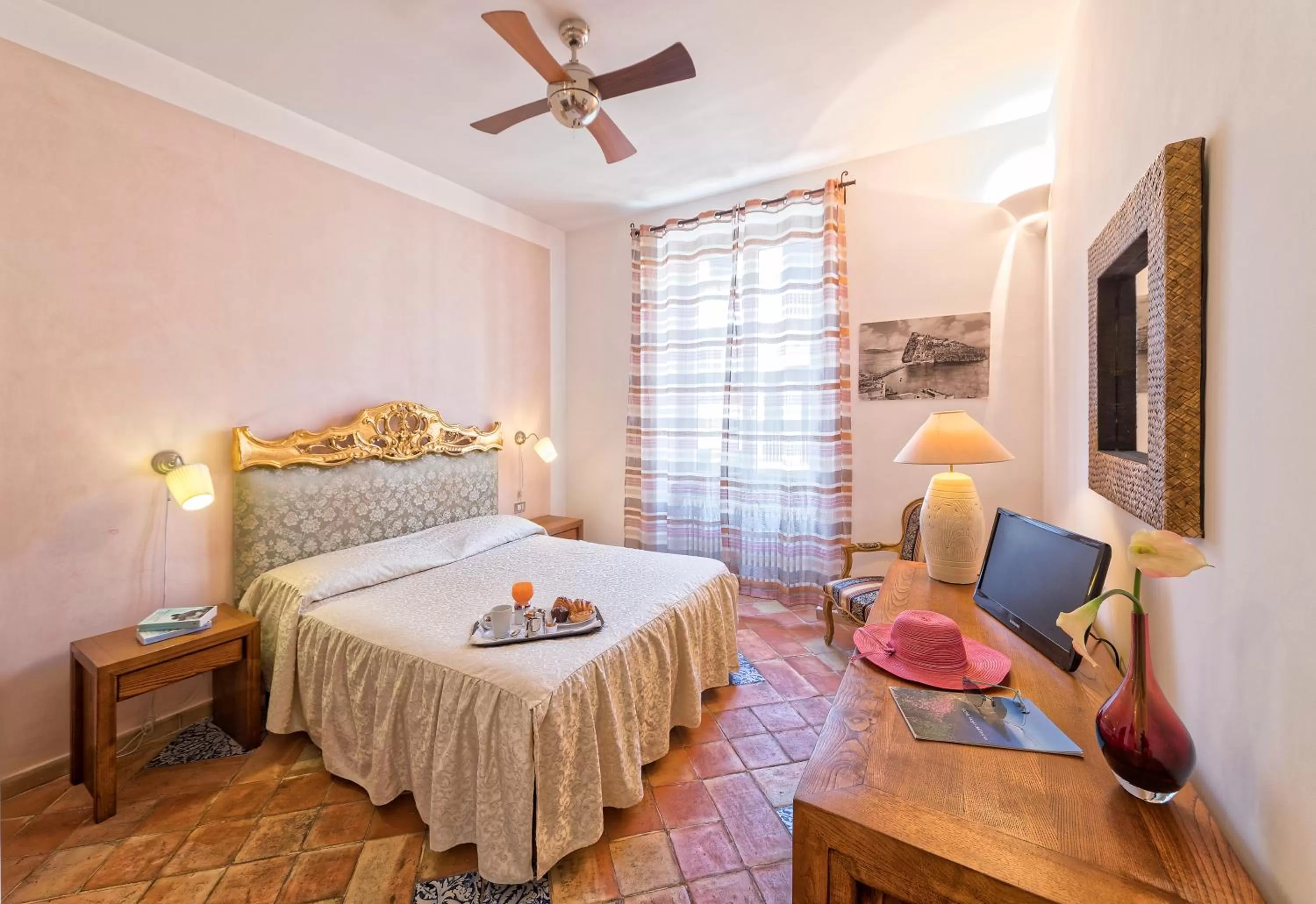 Library, Bed in Villa Lieta