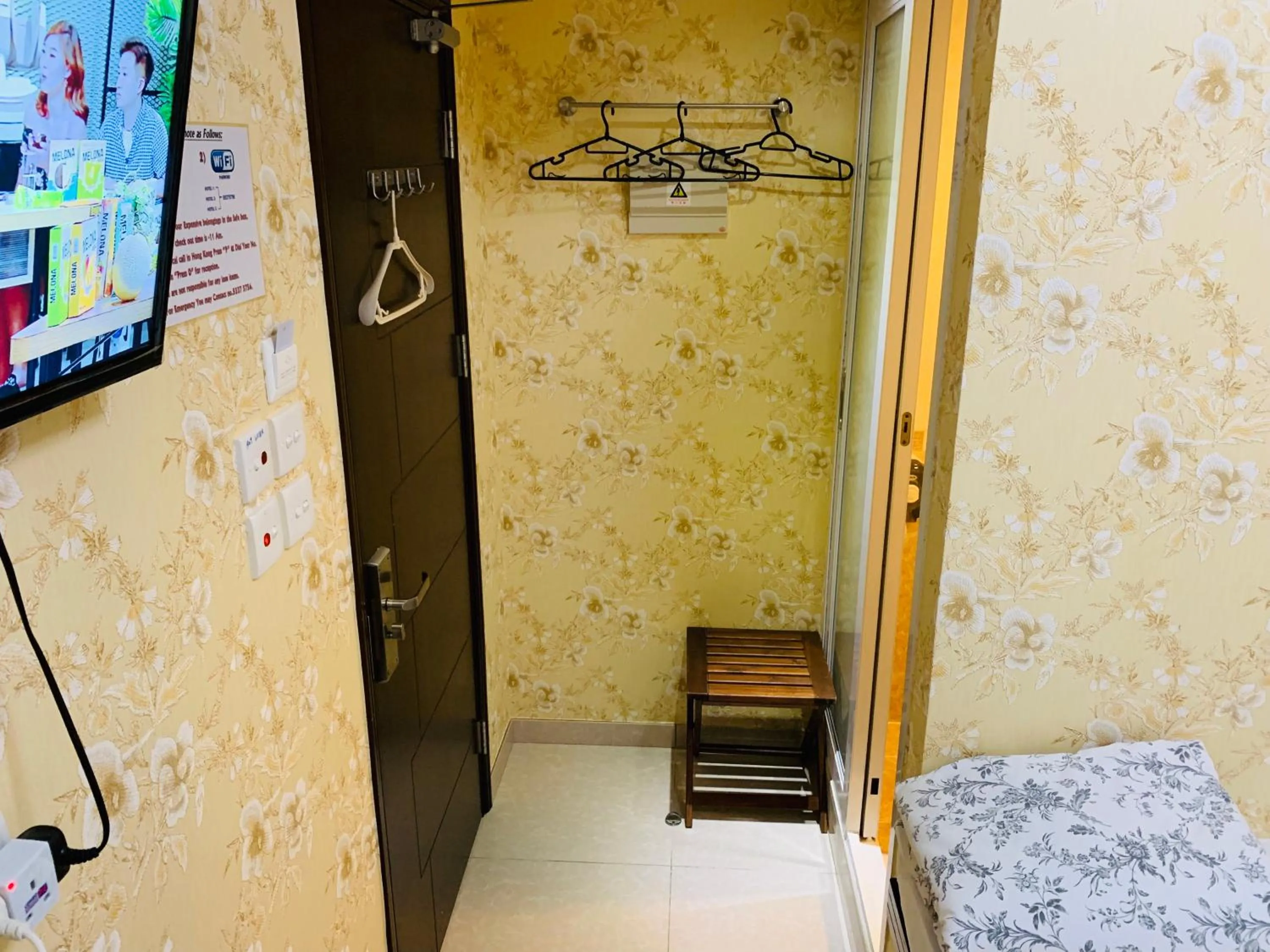 Photo of the whole room, Bed in Modern