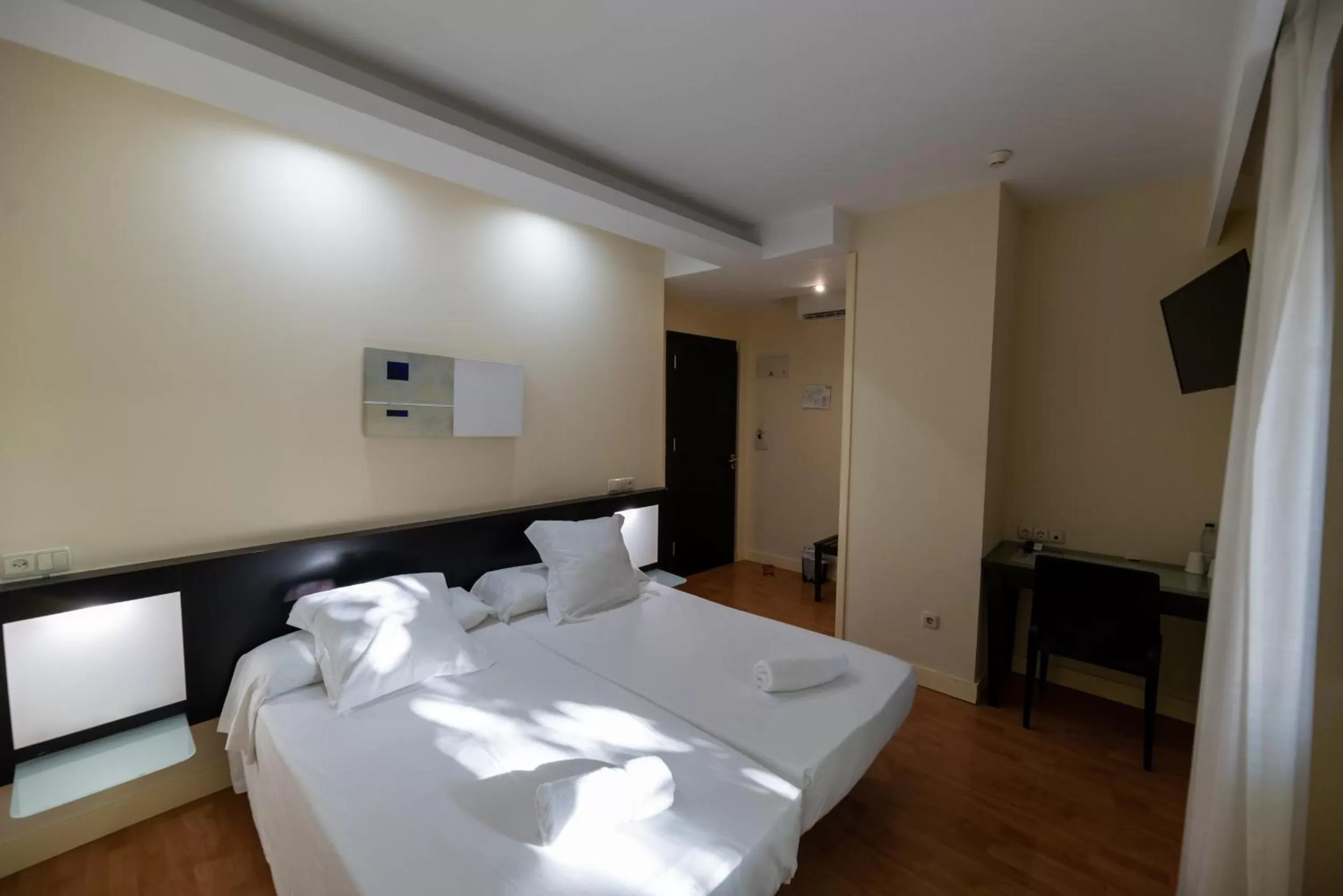 Photo of the whole room, Bed in Hotel Monasterio Granada - Adults Only