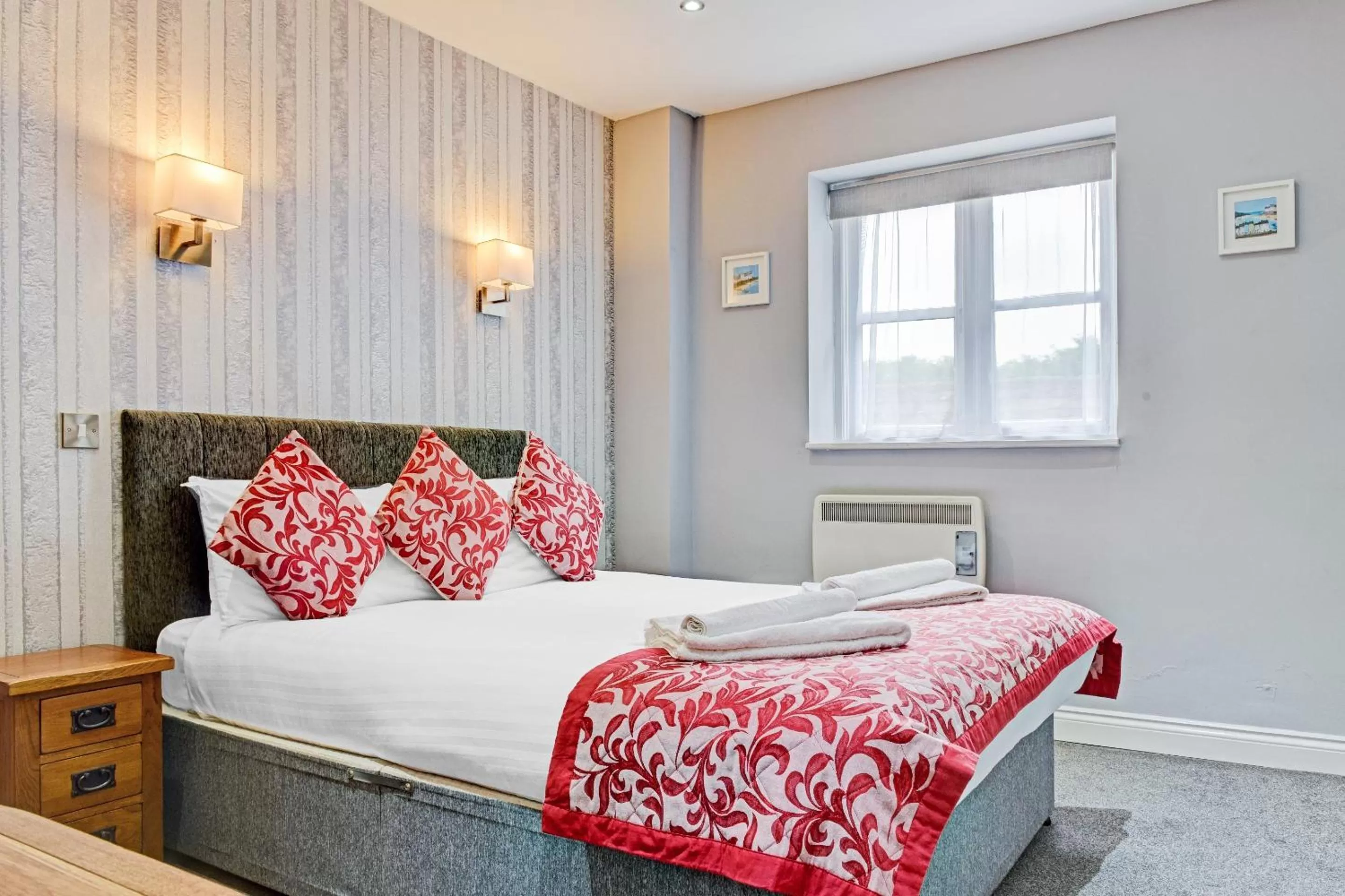 Bedroom, Bed in OYO Dovecote Hotel