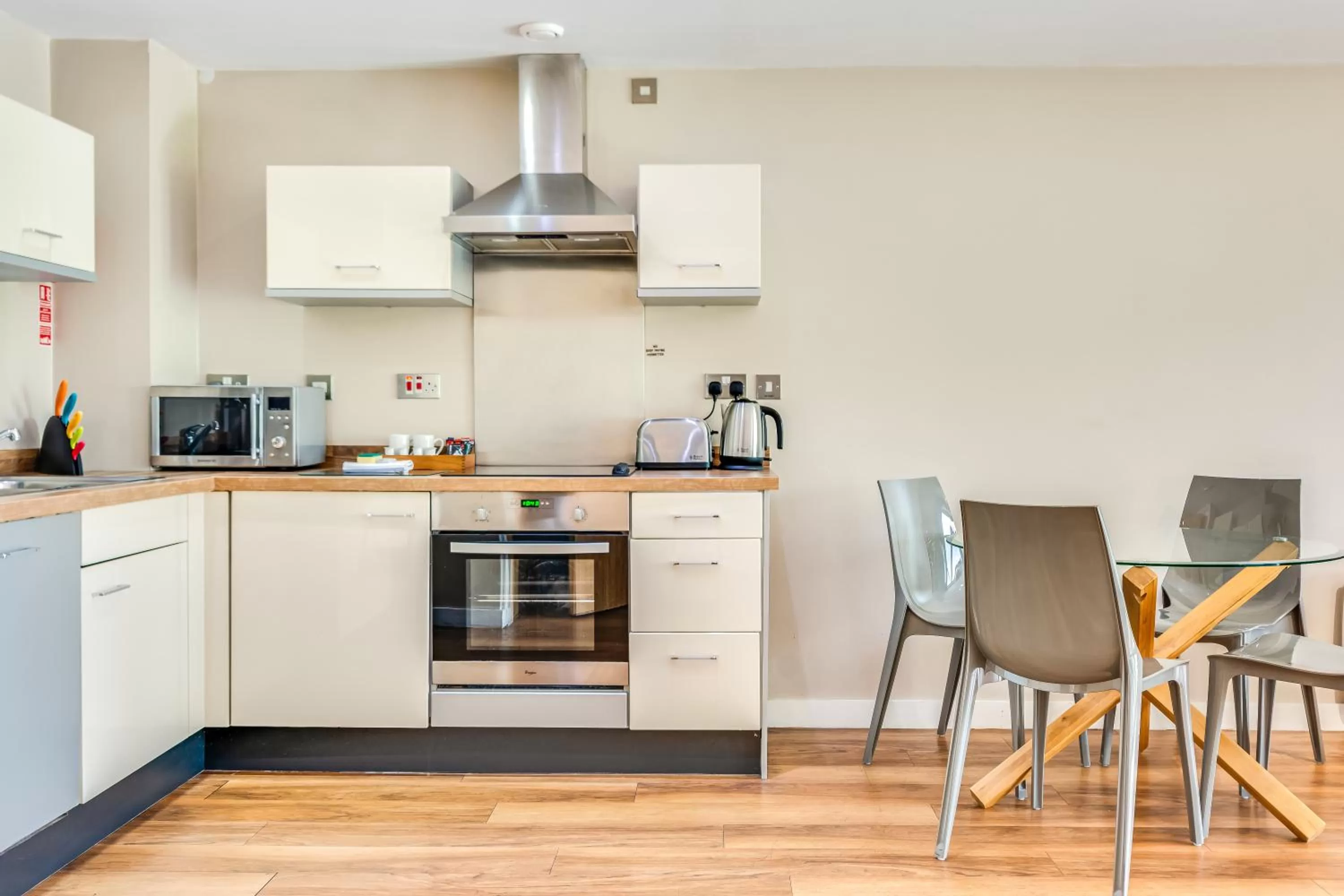 kitchen in Roomzzz Leeds Headingley