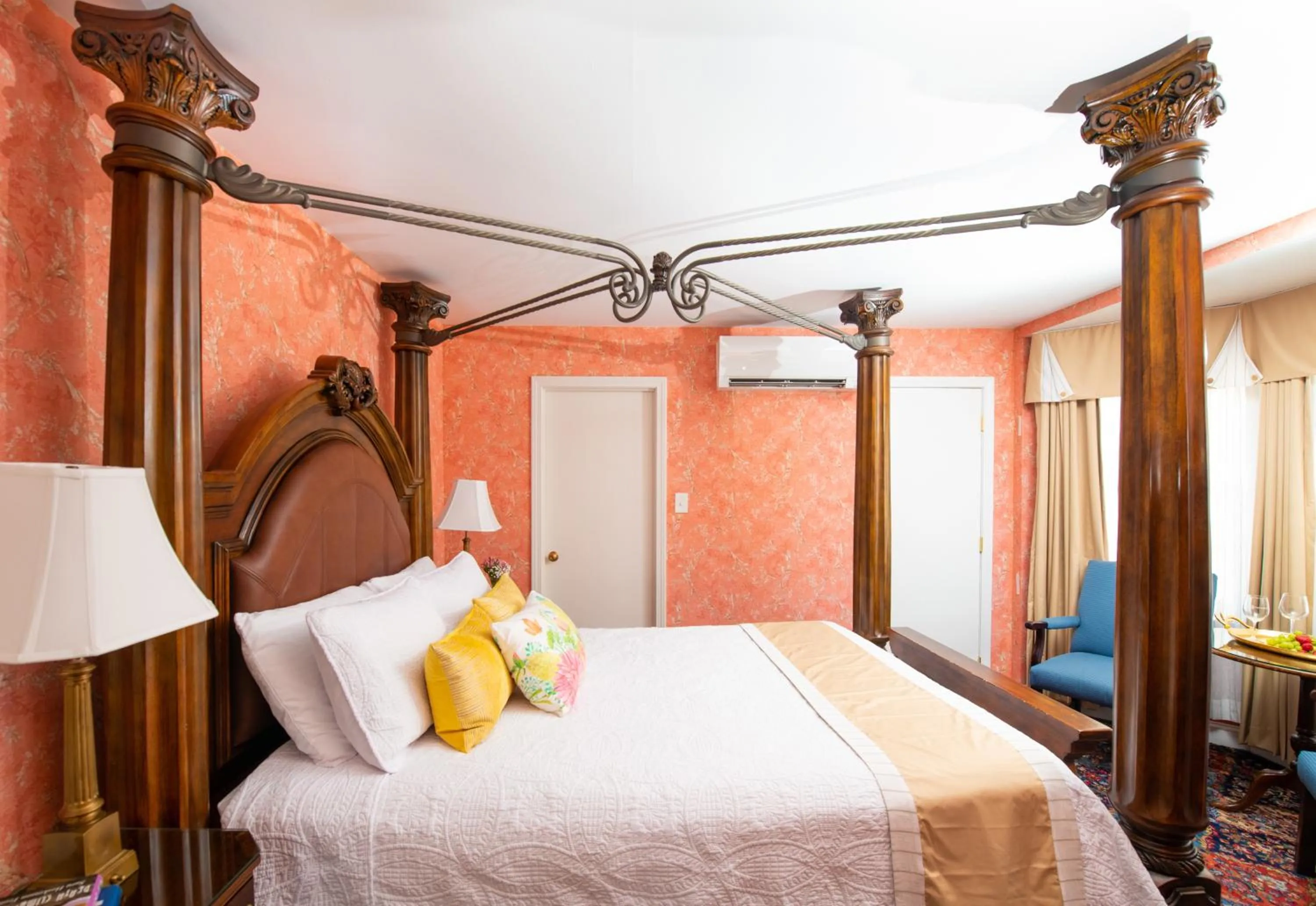 Bed in America's Cup Inn Newport