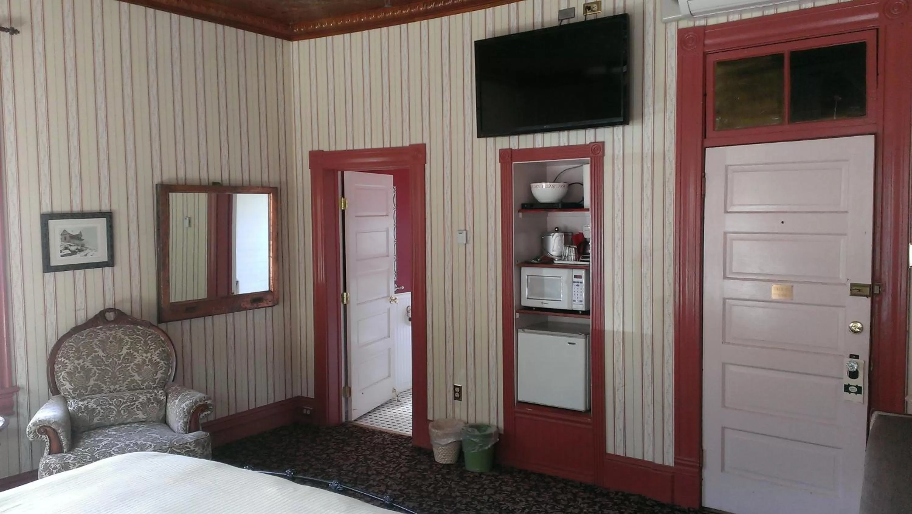 TV/Entertainment Center in Connor Hotel