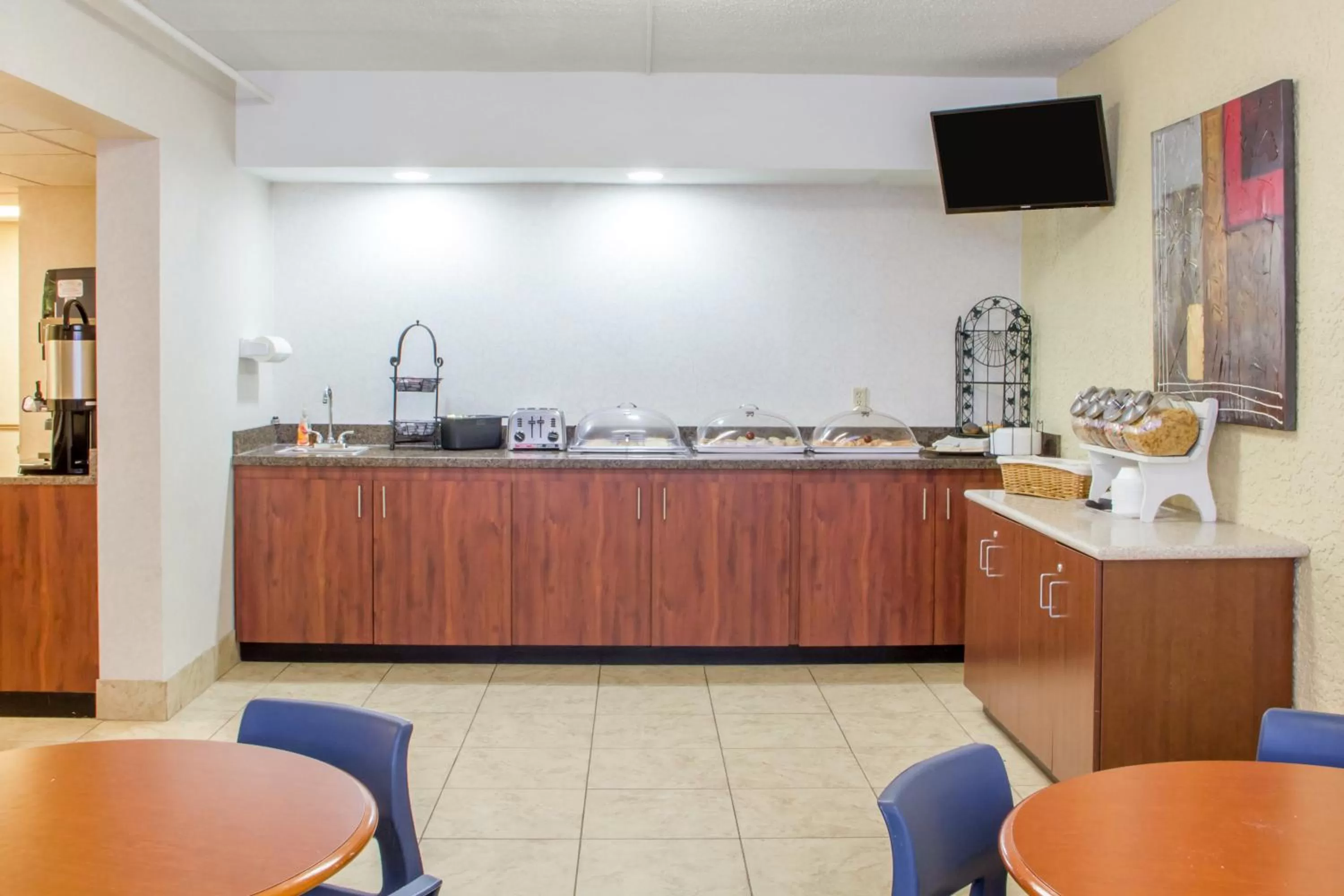 Breakfast in Econo Lodge Broken Arrow-Tulsa