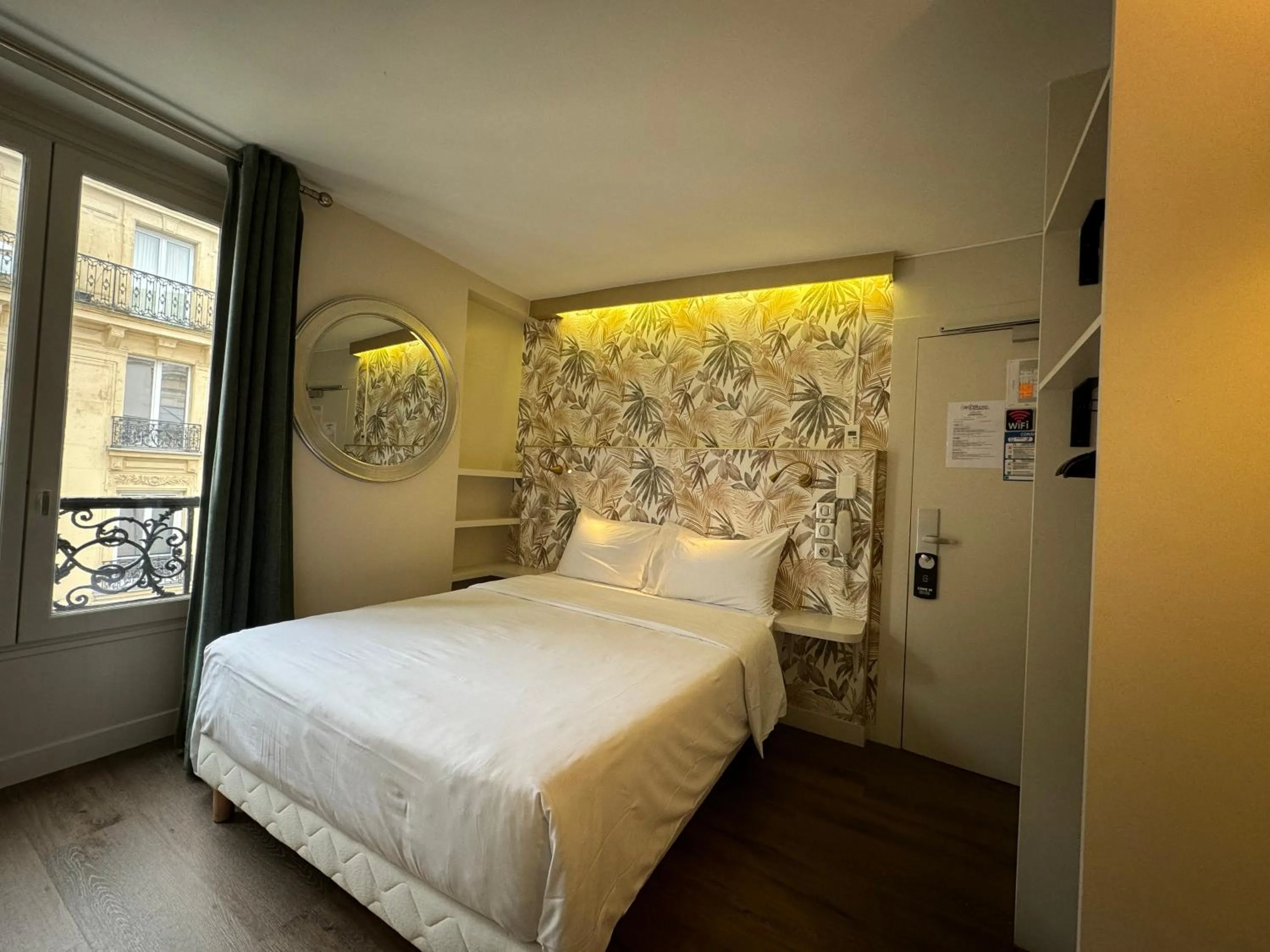 View (from property/room), Bed in Hotel Nation Montmartre