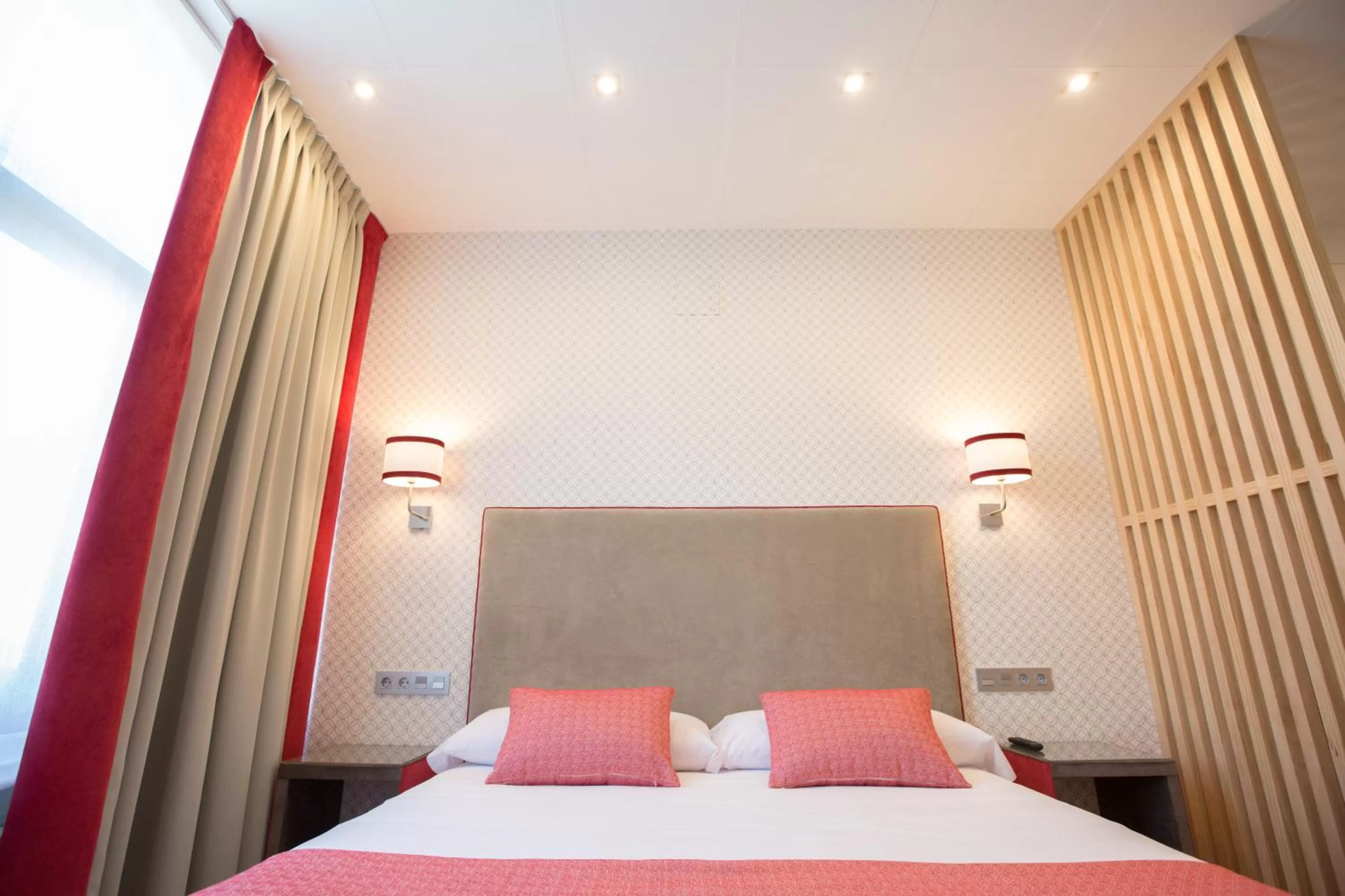 Bathroom, Bed in Hotel Santa Cruz