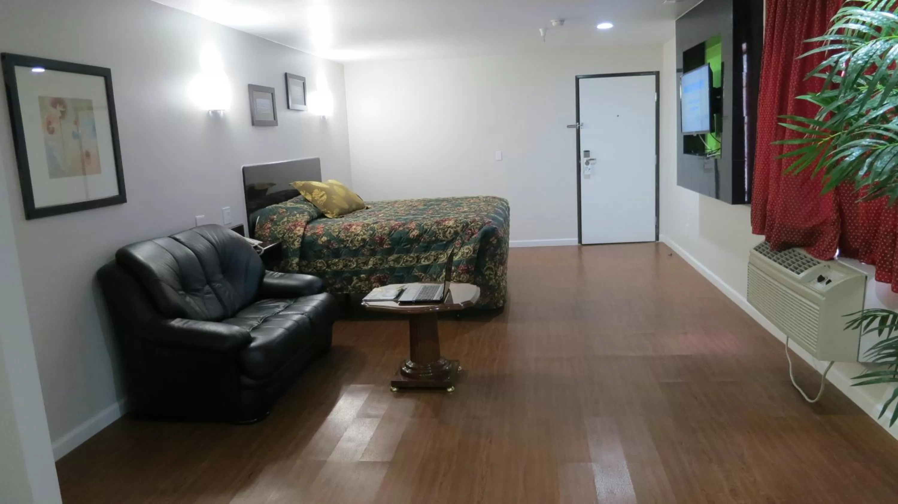 Photo of the whole room in Calimesa Inn