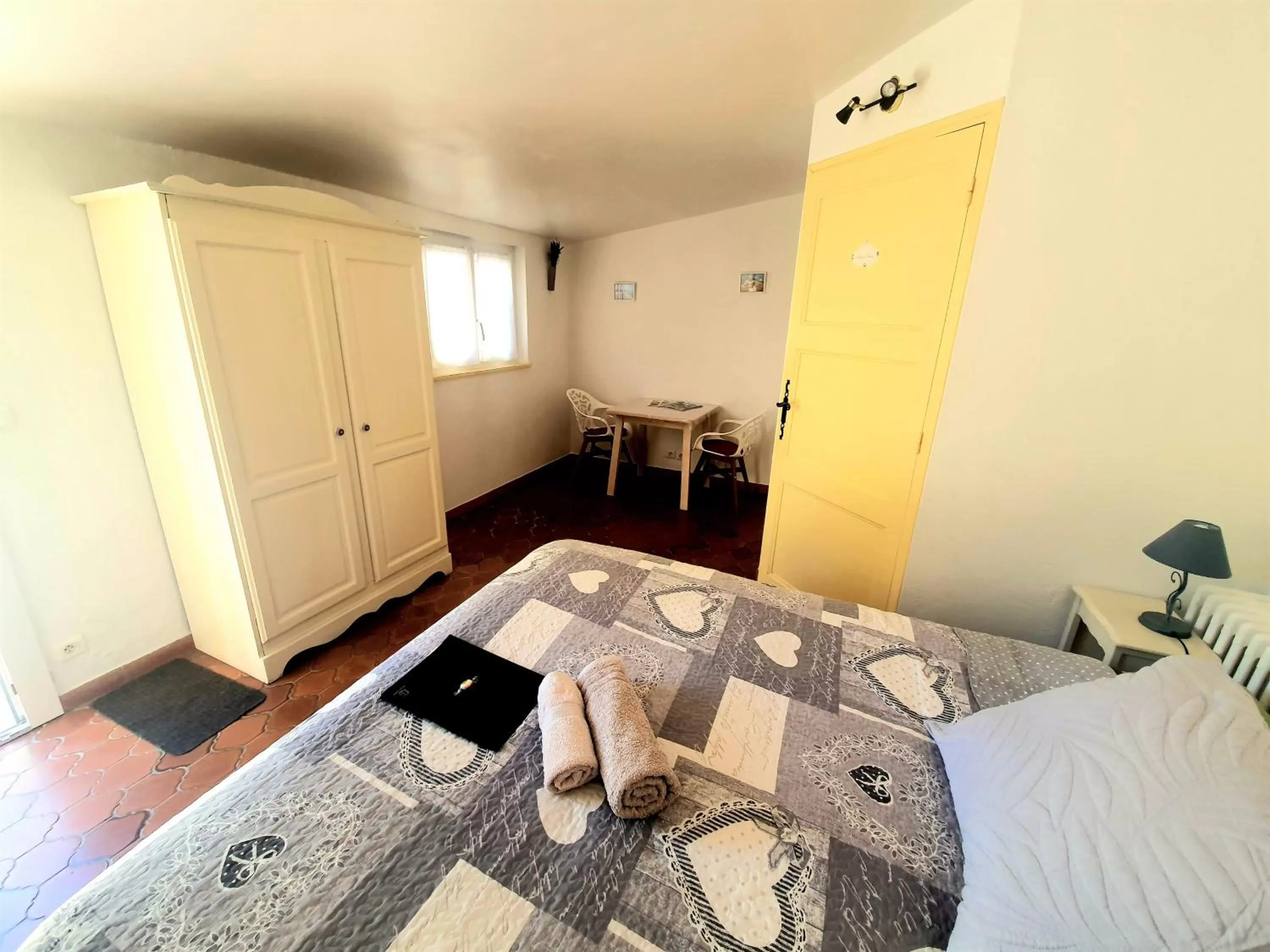 Bedroom, Bed in Le Mas des Oliviers