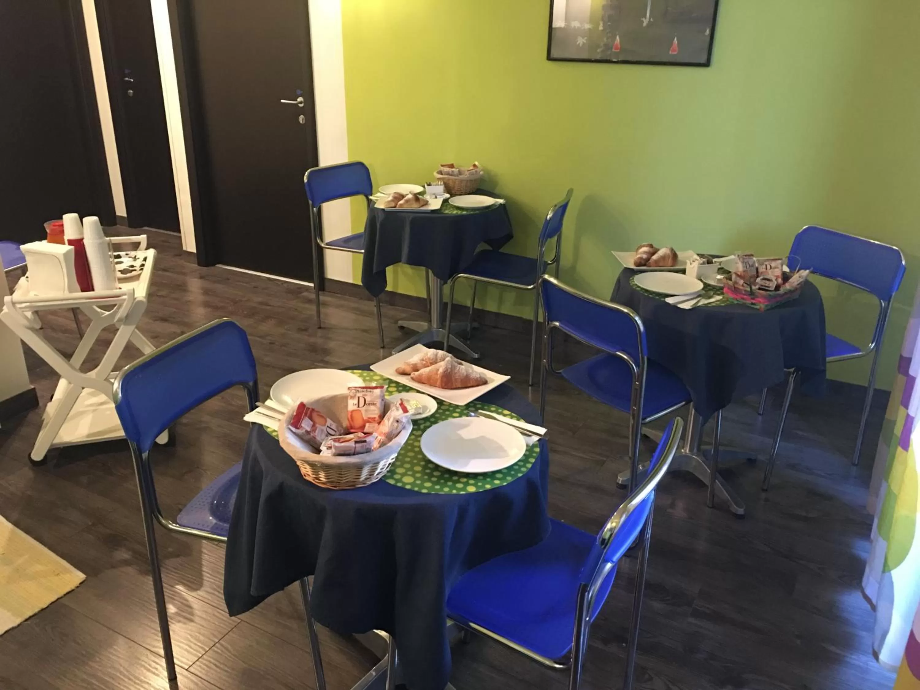 Coffee/tea facilities, Restaurant/Places to Eat in Almi Rooms