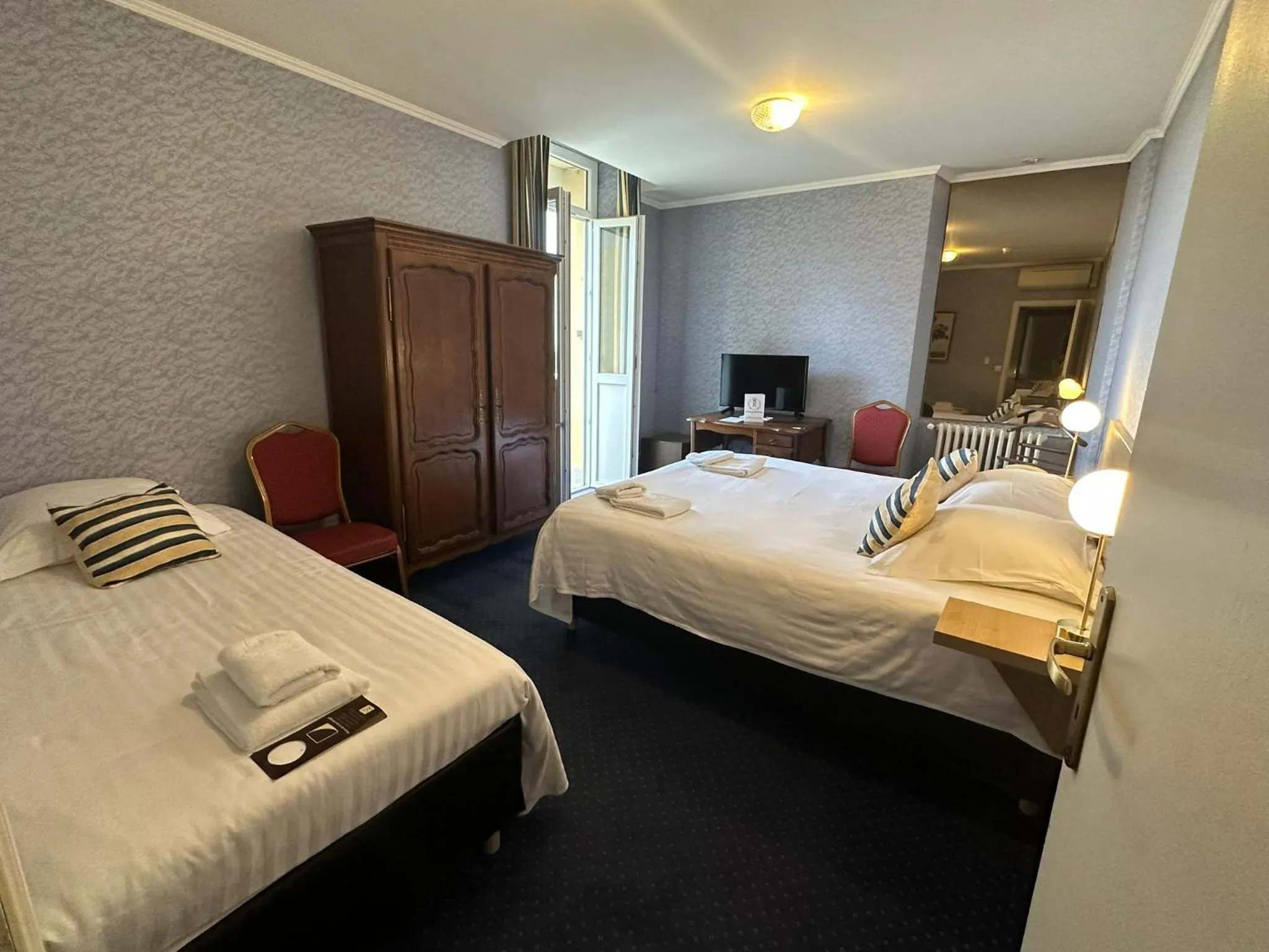 Bed in Logis Le Relais Imperial