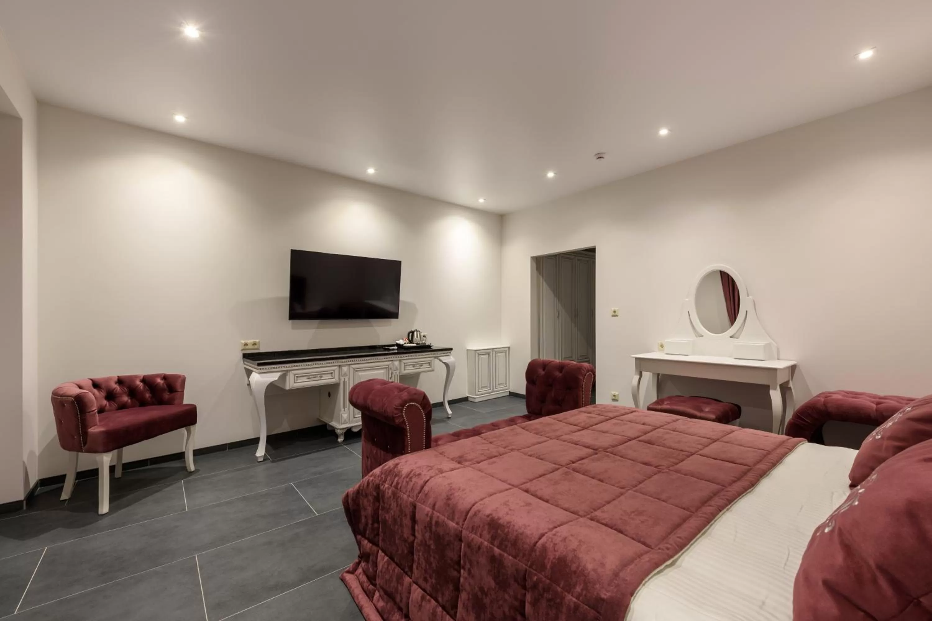 Photo of the whole room, Bed in Grand Royal