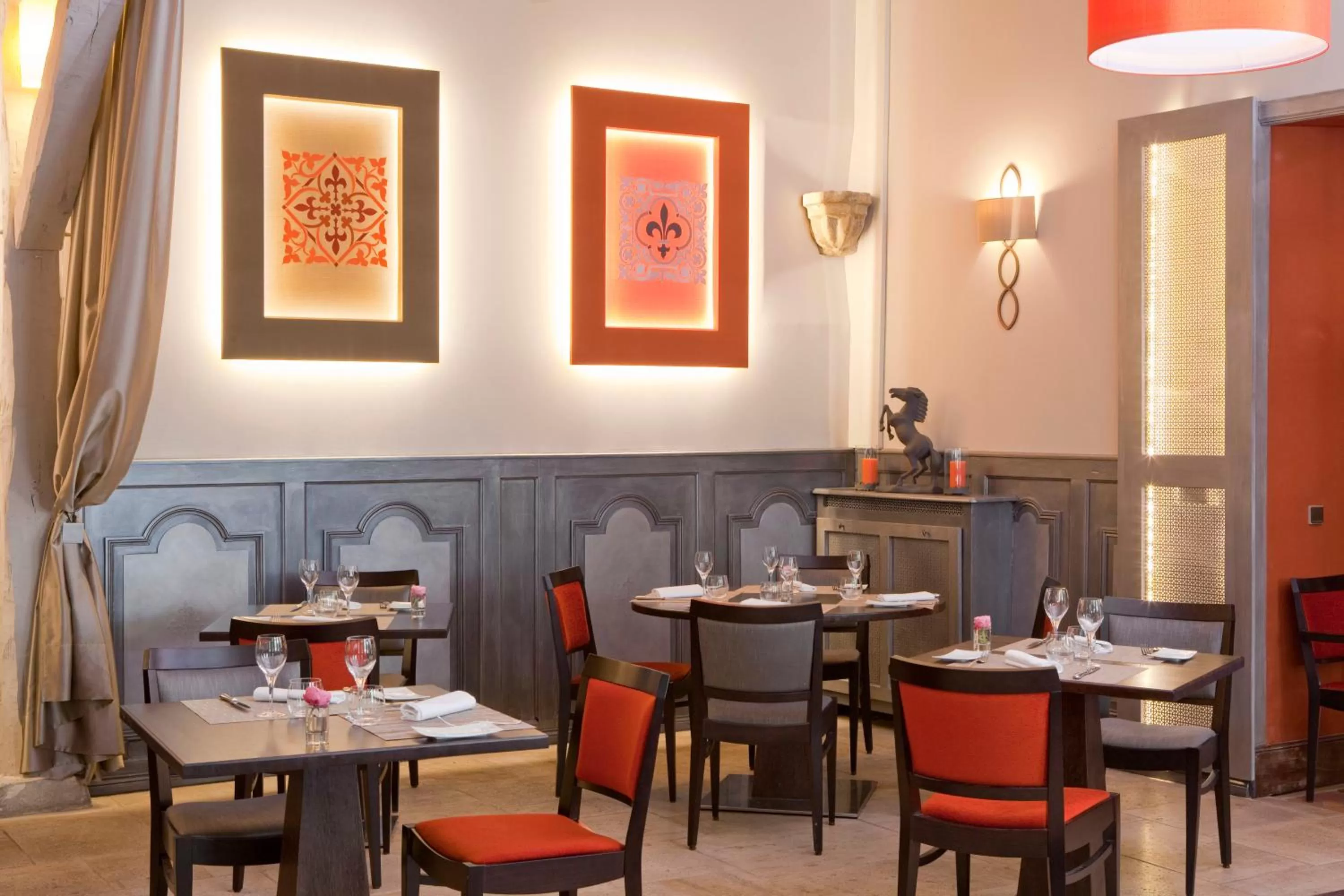 Restaurant/places to eat in Hôtel Aux Vieux Remparts