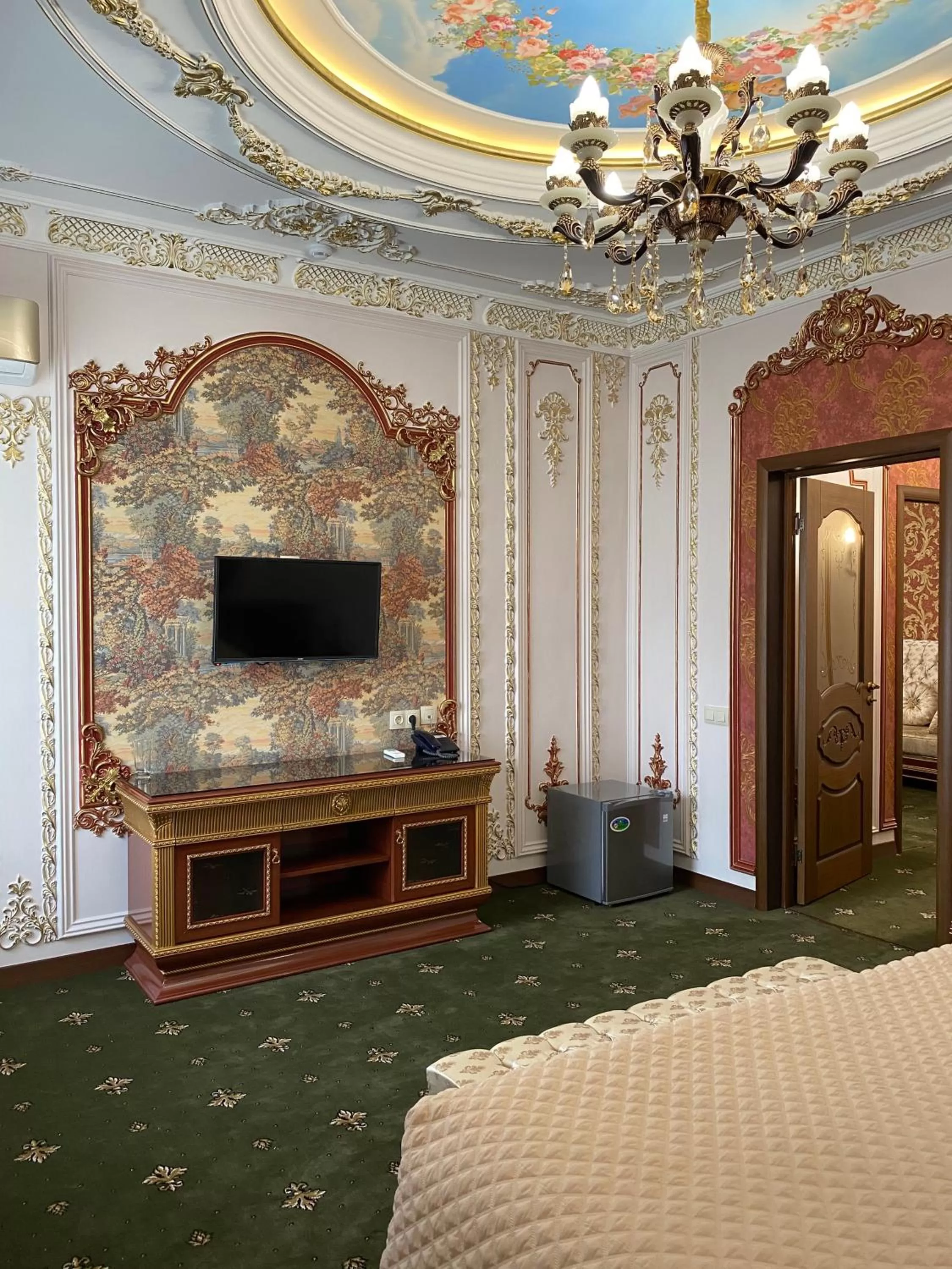 Communal lounge/ TV room, Seating Area in Lion Hotel