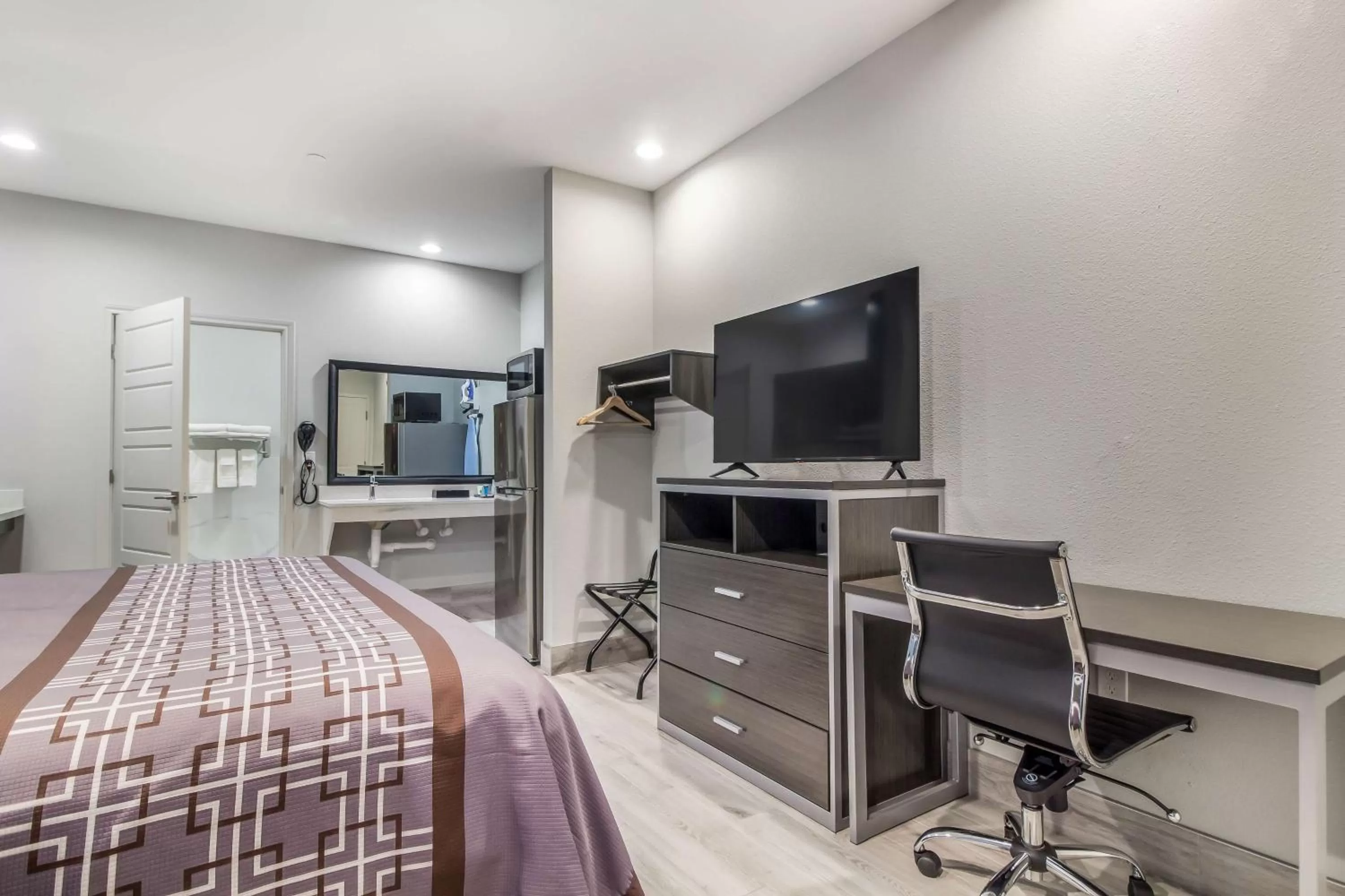 Photo of the whole room, Bed in Studio 6 Deer Park, Tx