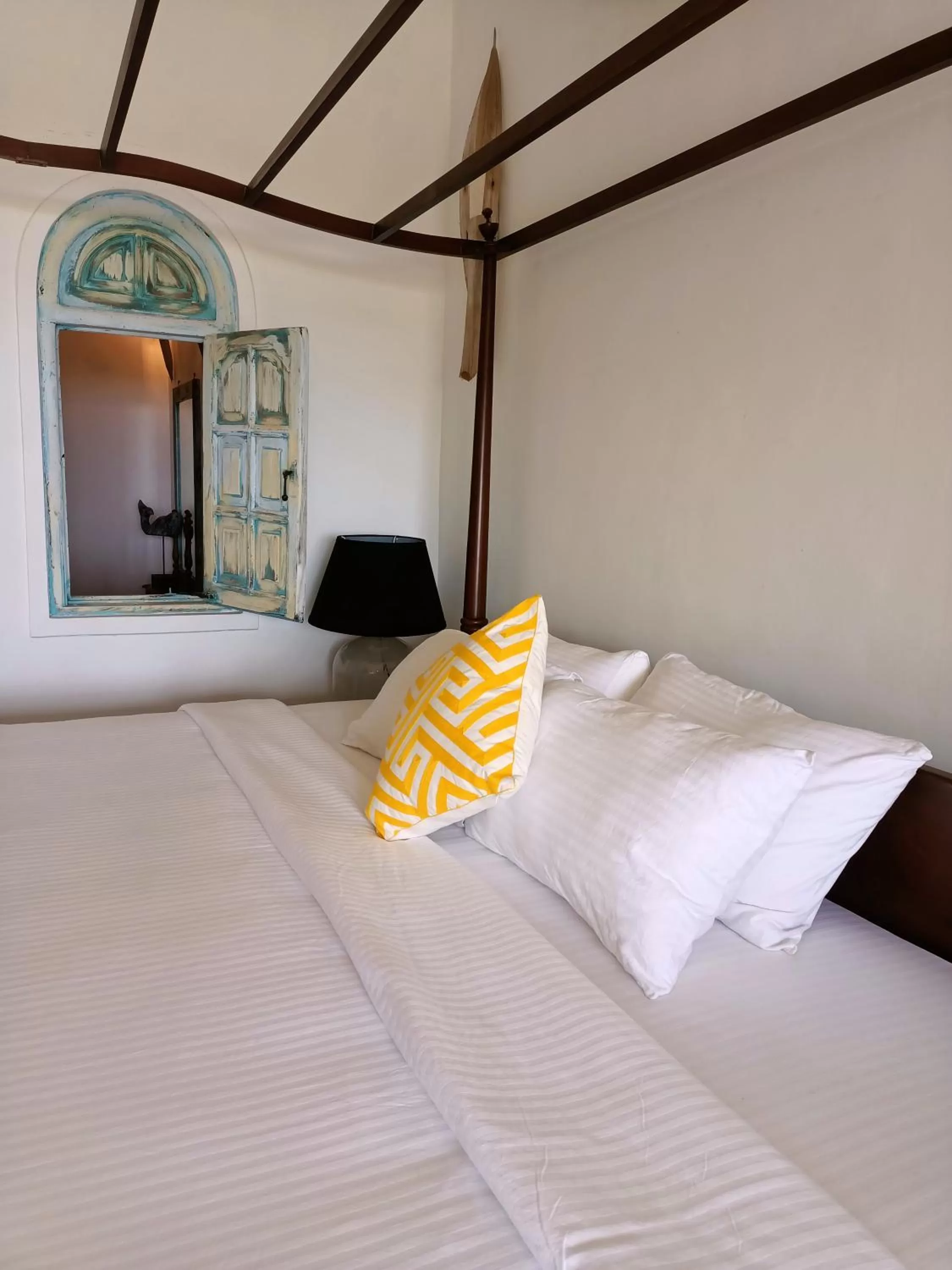 Bed in Sānti Beach House with pool & beach