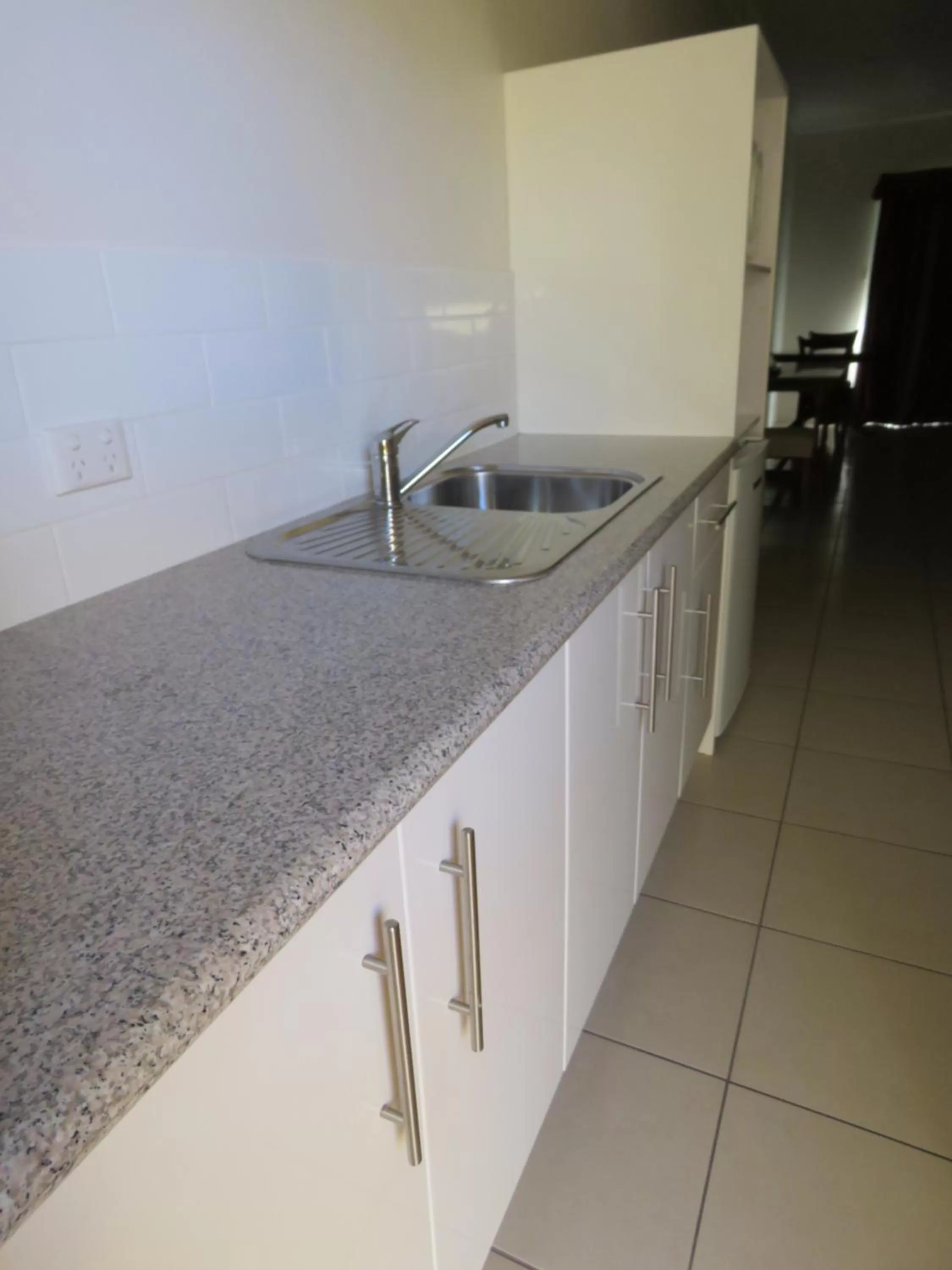 Kitchen/Kitchenette in Emerald Gardens Motel & Apartments