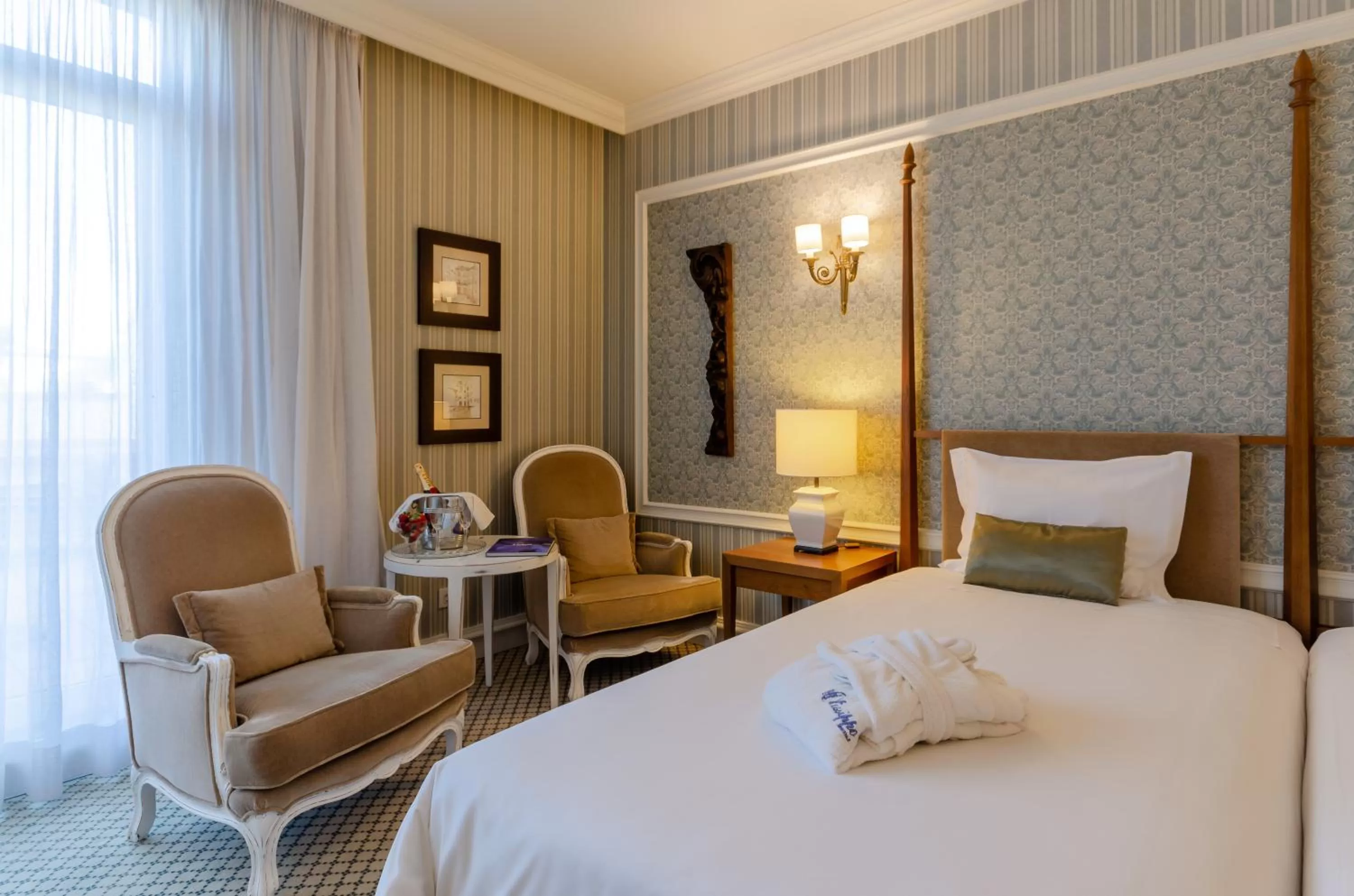 Photo of the whole room, Bed in Olissippo Castelo