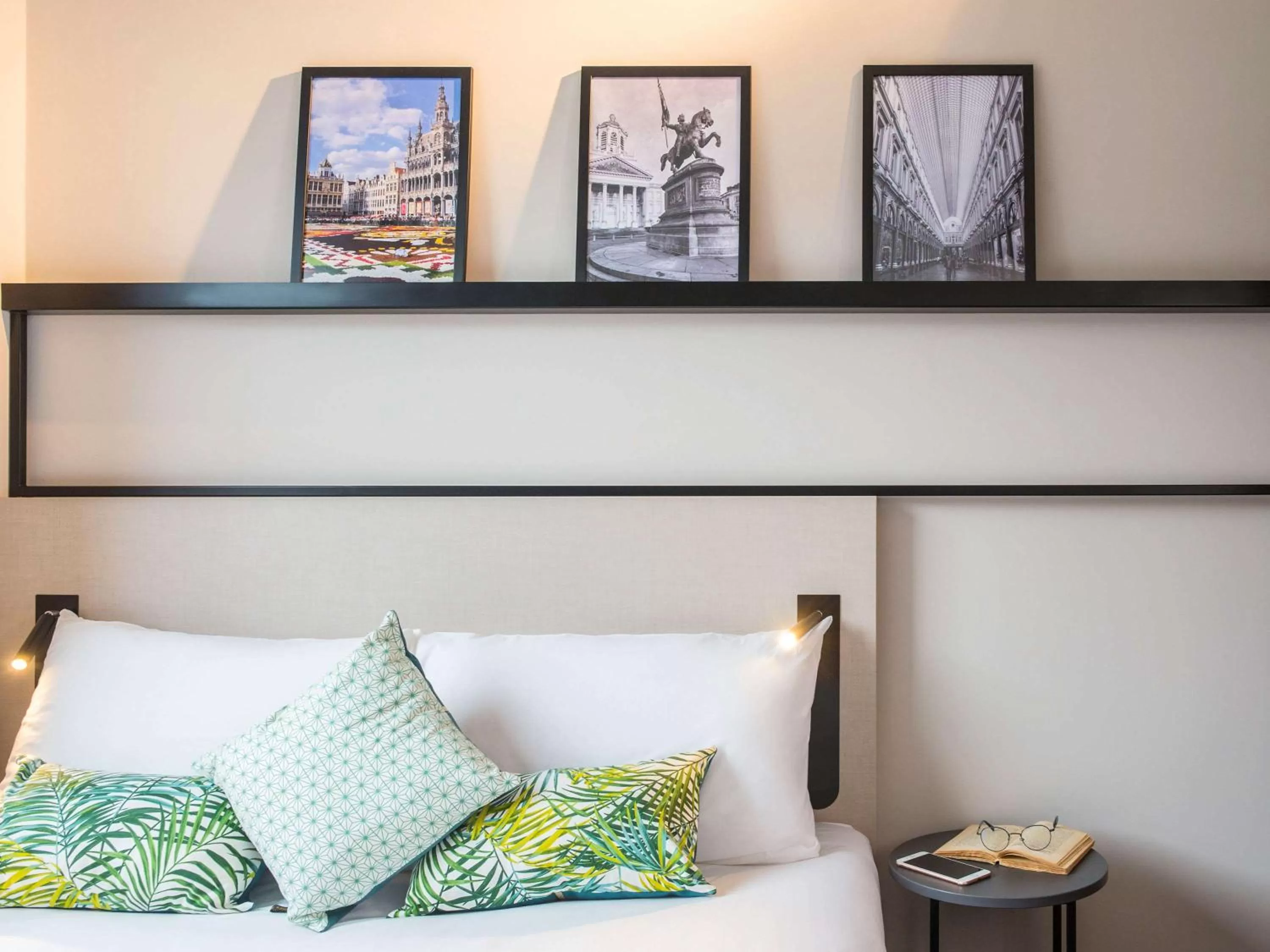 Photo of the whole room, Bed in ibis Brussels Centre Chatelain