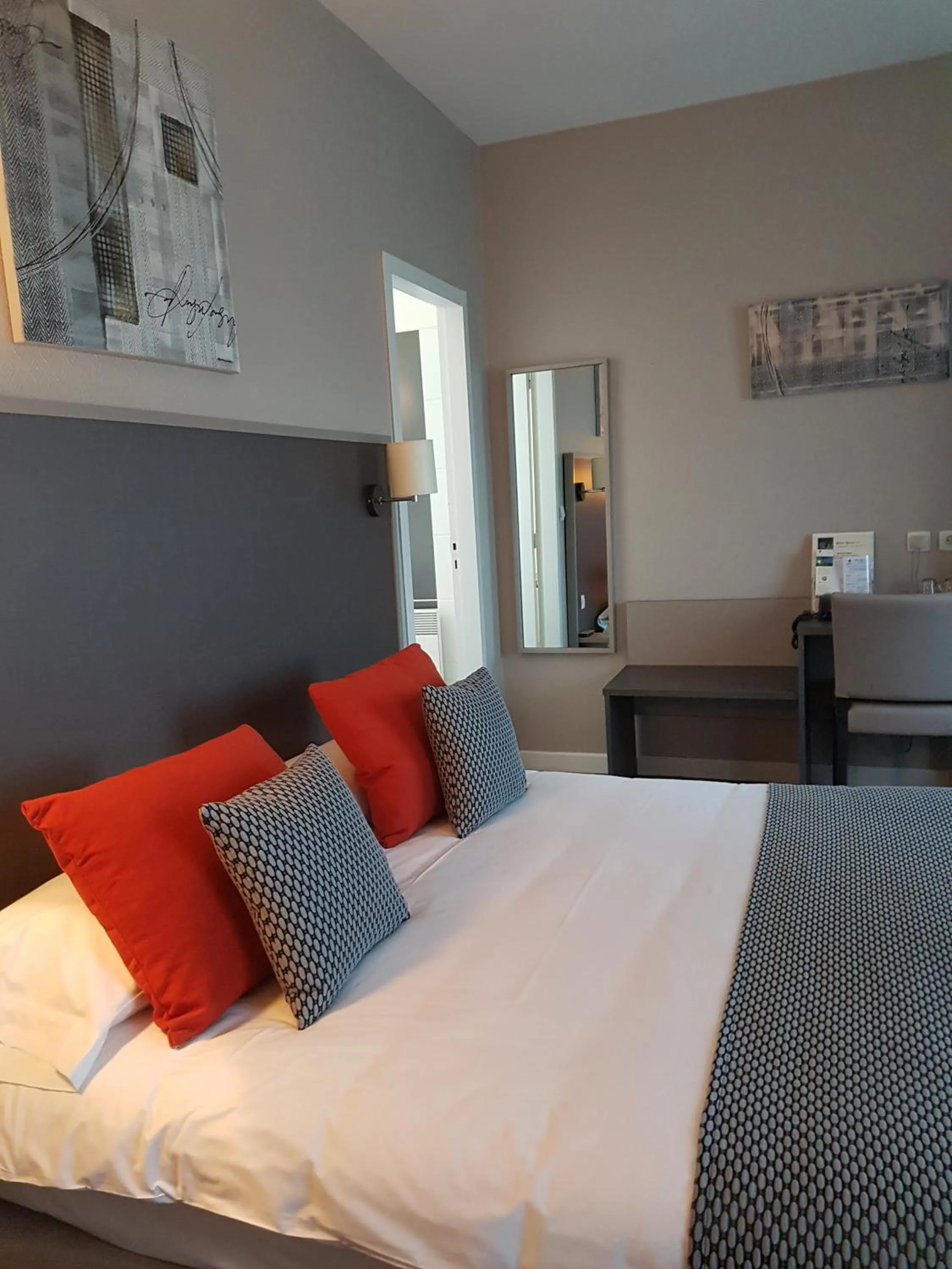 Bedroom, Bed in Hotel Henri IV