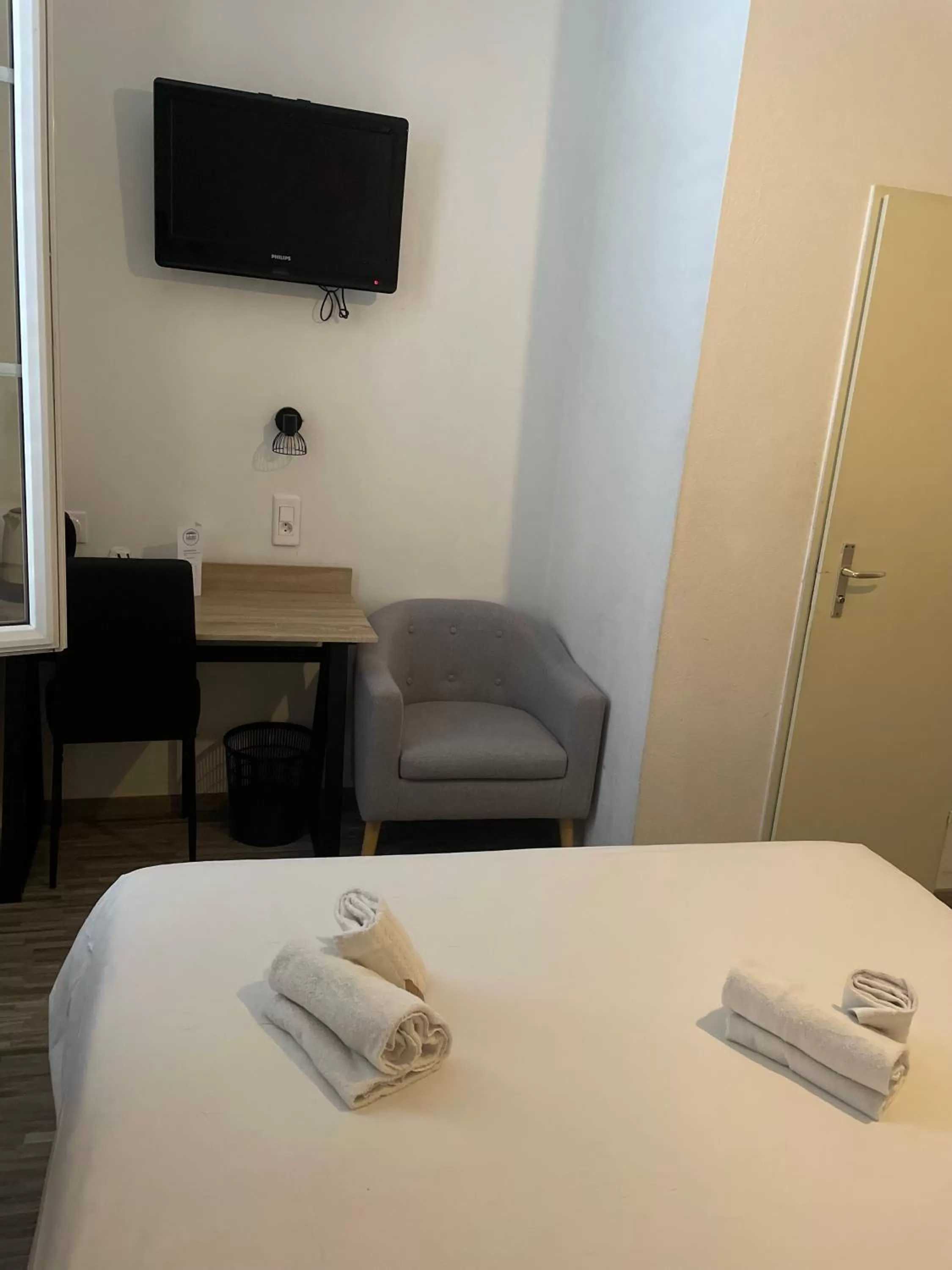 TV and multimedia, TV/Entertainment Center in Hôtel & Restaurant Le Patio VICHY