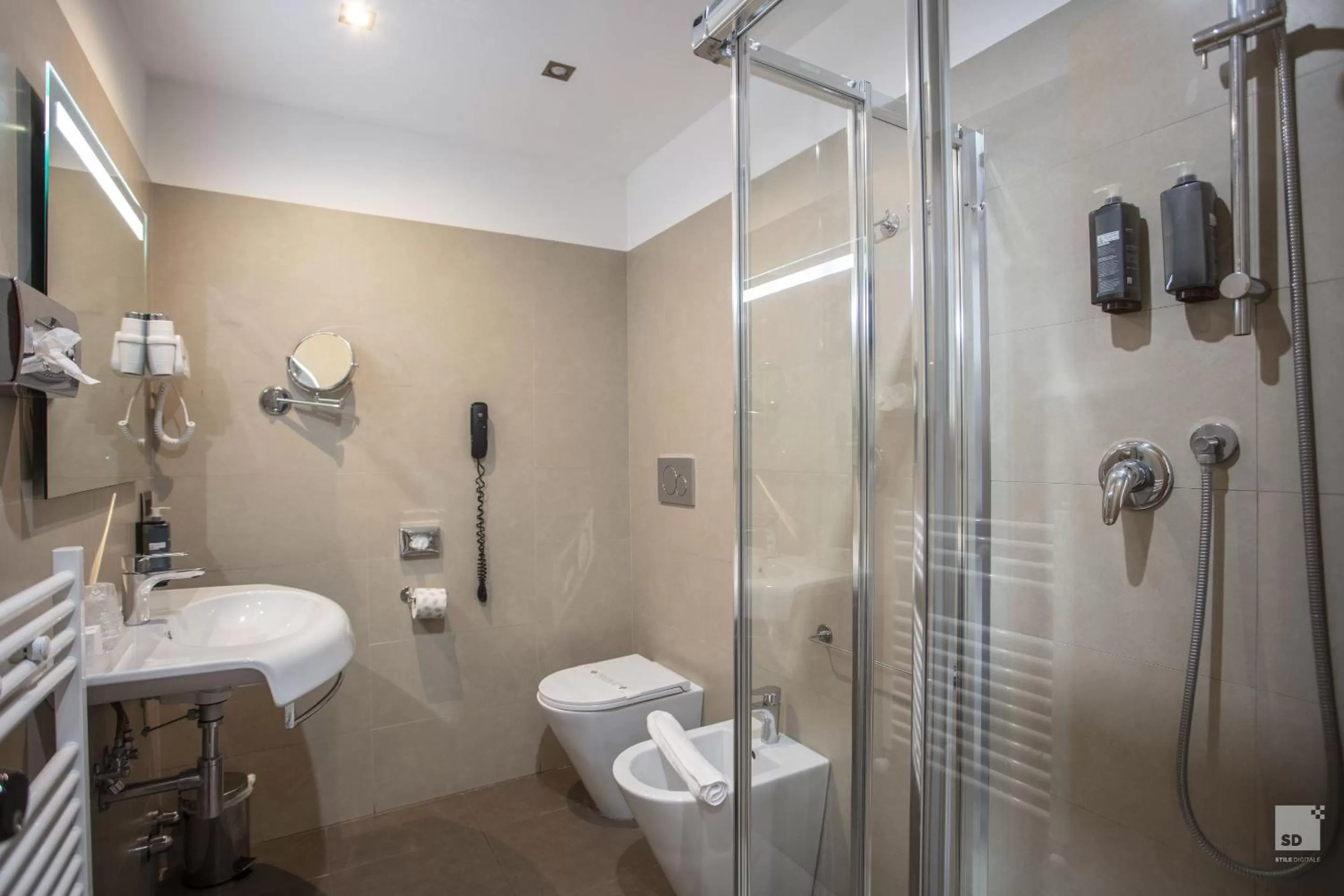 Shower in Hotel Diplomatic