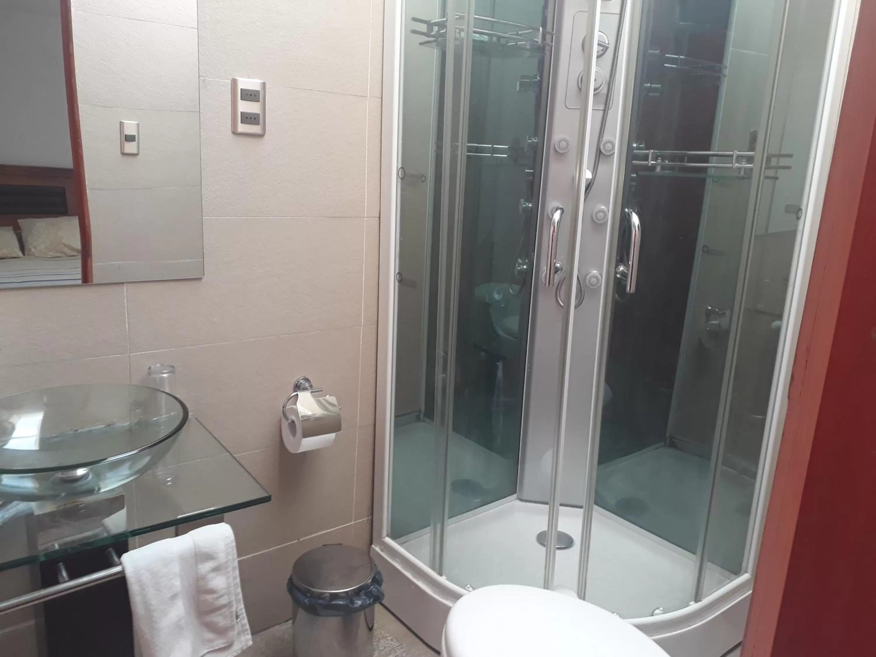 Shower, Bathroom in Nubes Hotel