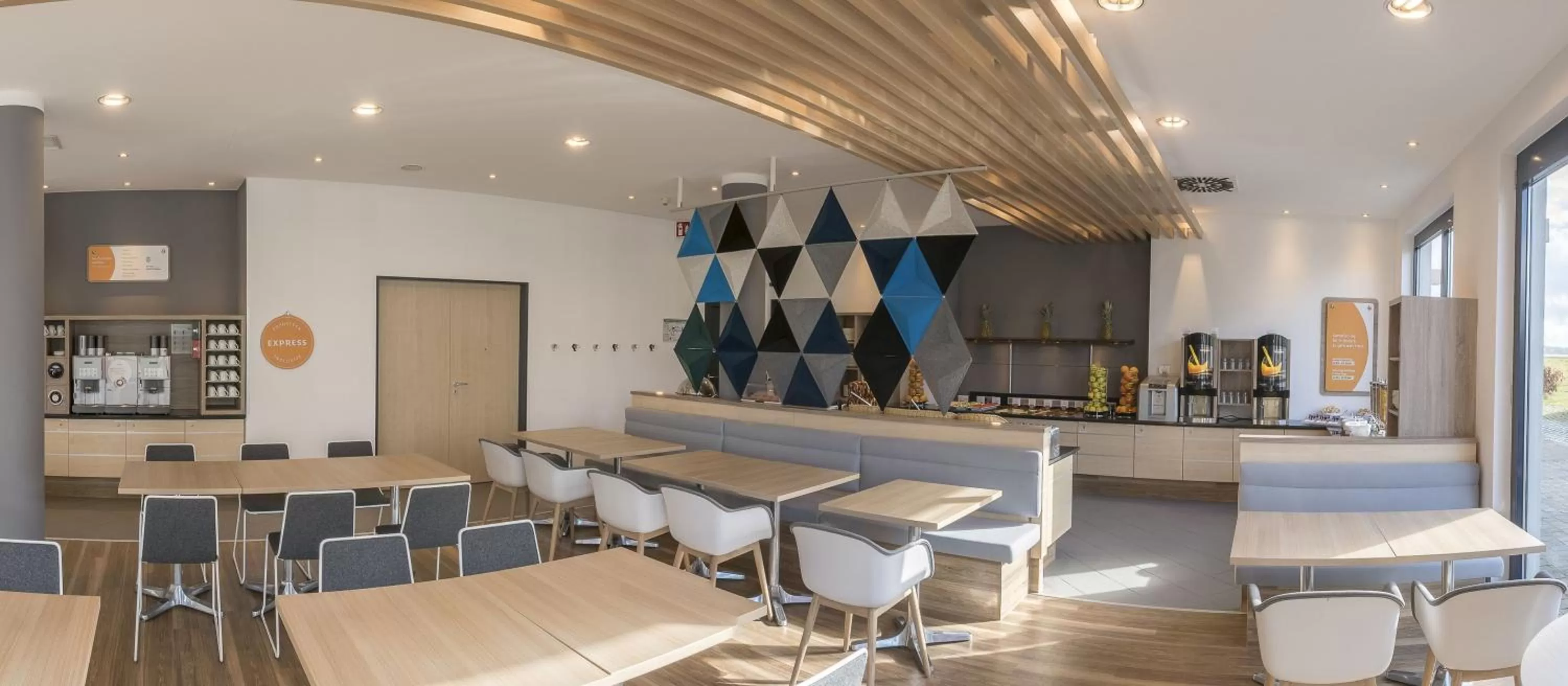 Restaurant/places to eat in Holiday Inn Express München Messe by IHG